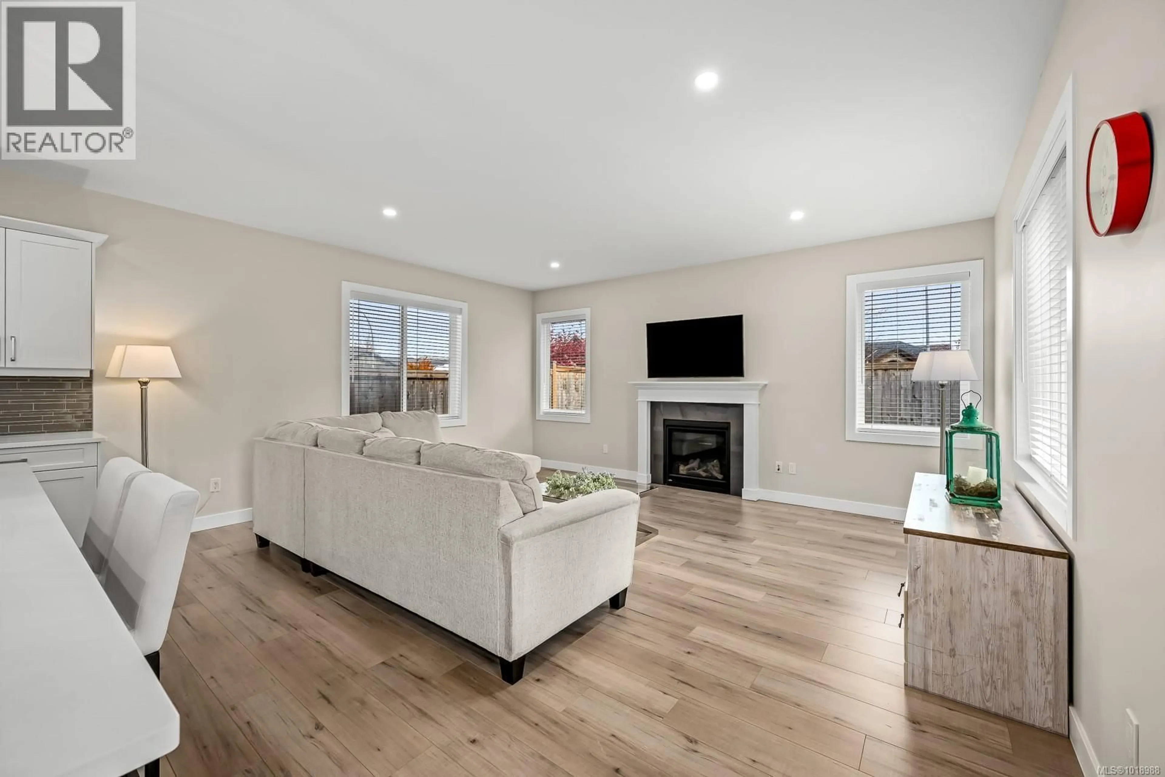 Living room with furniture, wood/laminate floor for 499 TORRENCE ROAD, Comox British Columbia V9M3G7