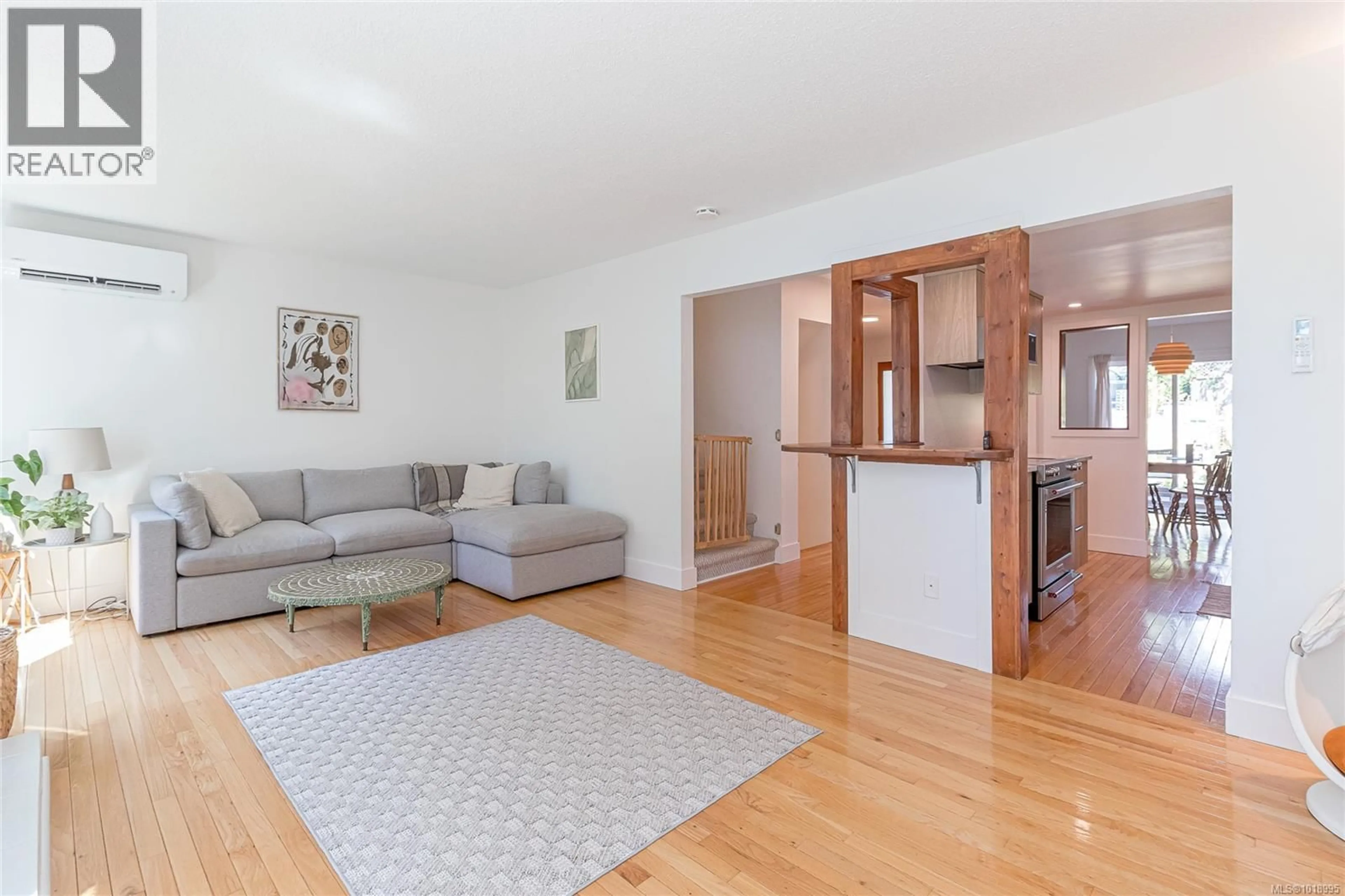 Living room with furniture, wood/laminate floor for 13 - 6172 ALINGTON ROAD, Duncan British Columbia V9L2E9