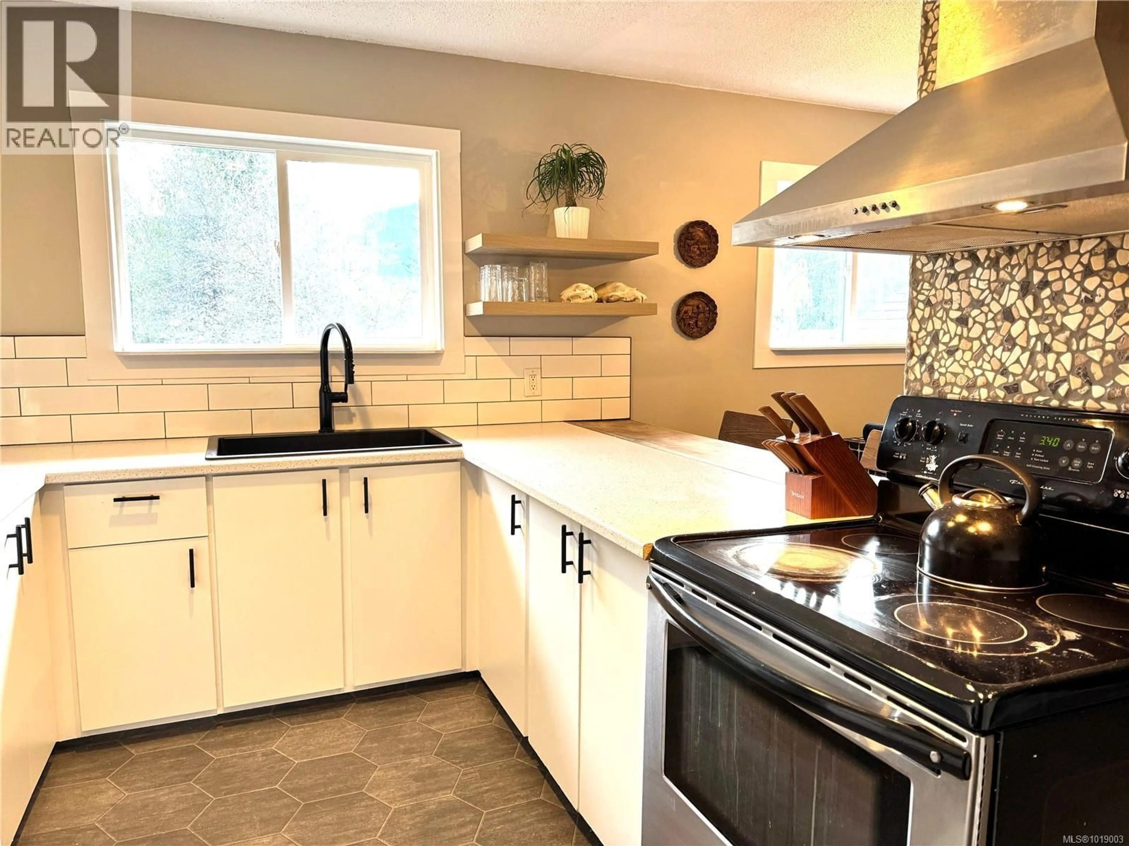 Open concept kitchen, ceramic/tile floor for 413 CEDAR CRESCENT, Gold River British Columbia V0P1G0