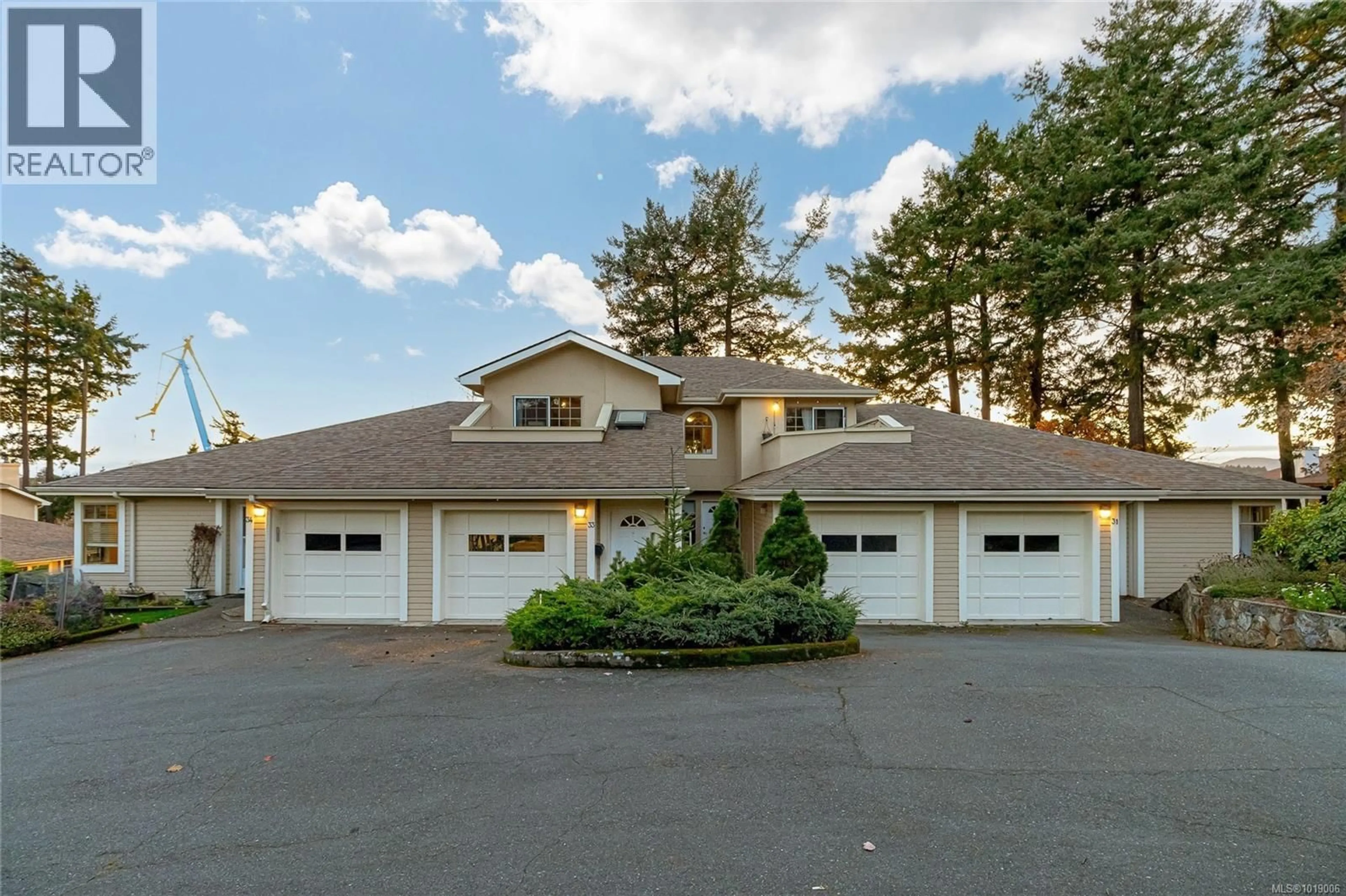 Indoor garage for 33 - 909 ADMIRALS ROAD, Esquimalt British Columbia V9A2P1