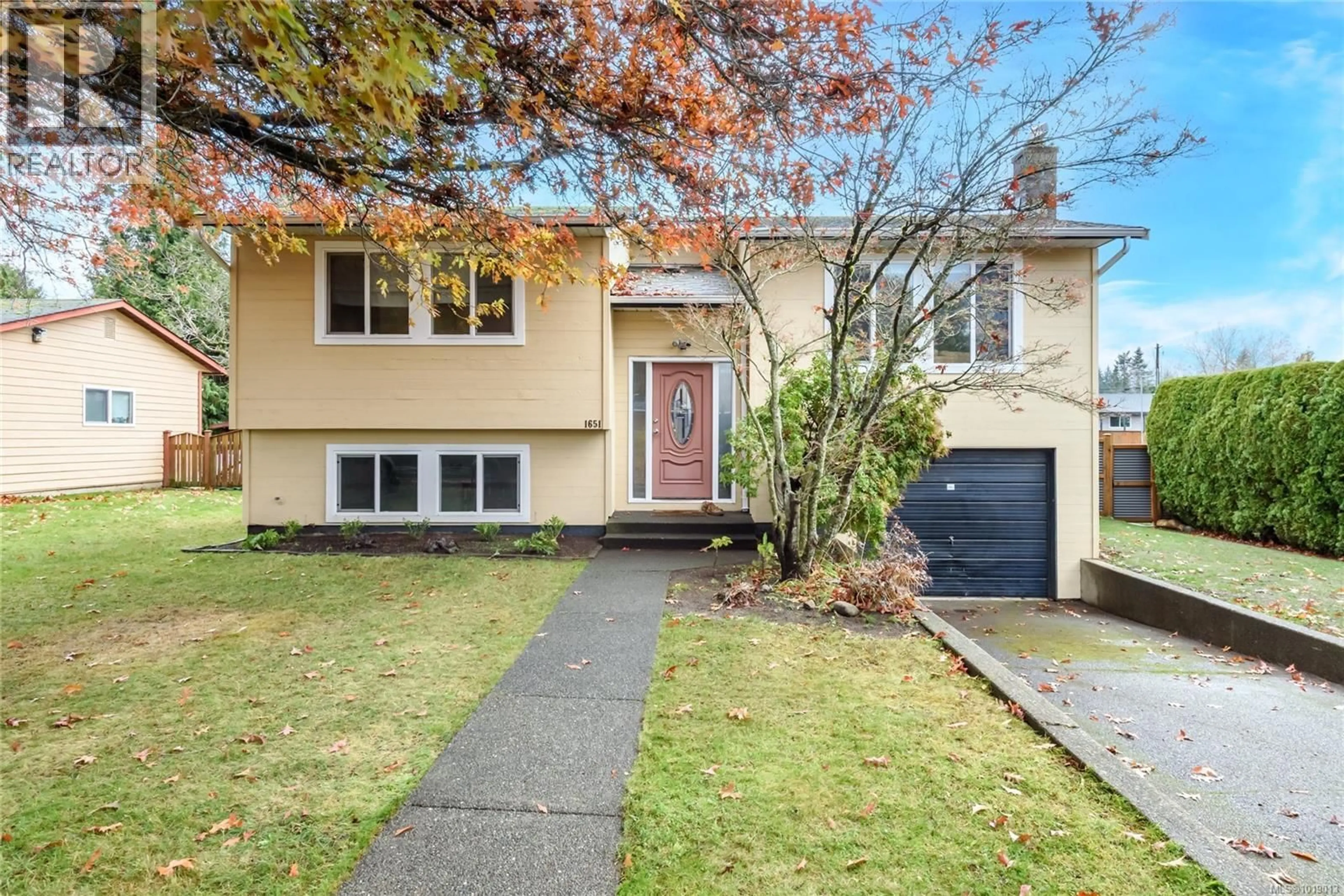 Home with vinyl exterior material, street for 1651 ASCOT AVENUE, Comox British Columbia V9M1A8