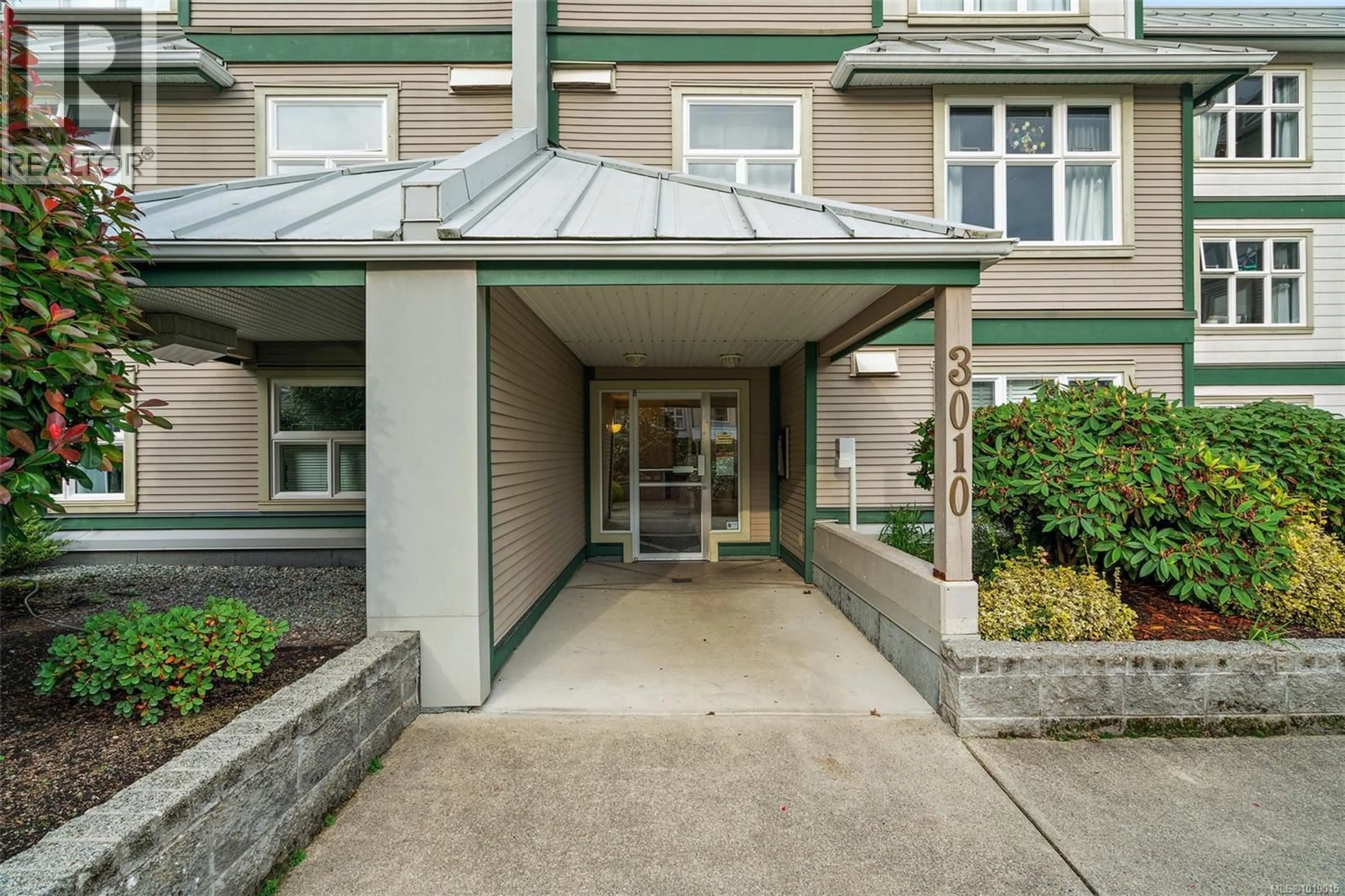 Indoor foyer for 311 - 3010 WASHINGTON AVENUE, Victoria British Columbia V9A1P7