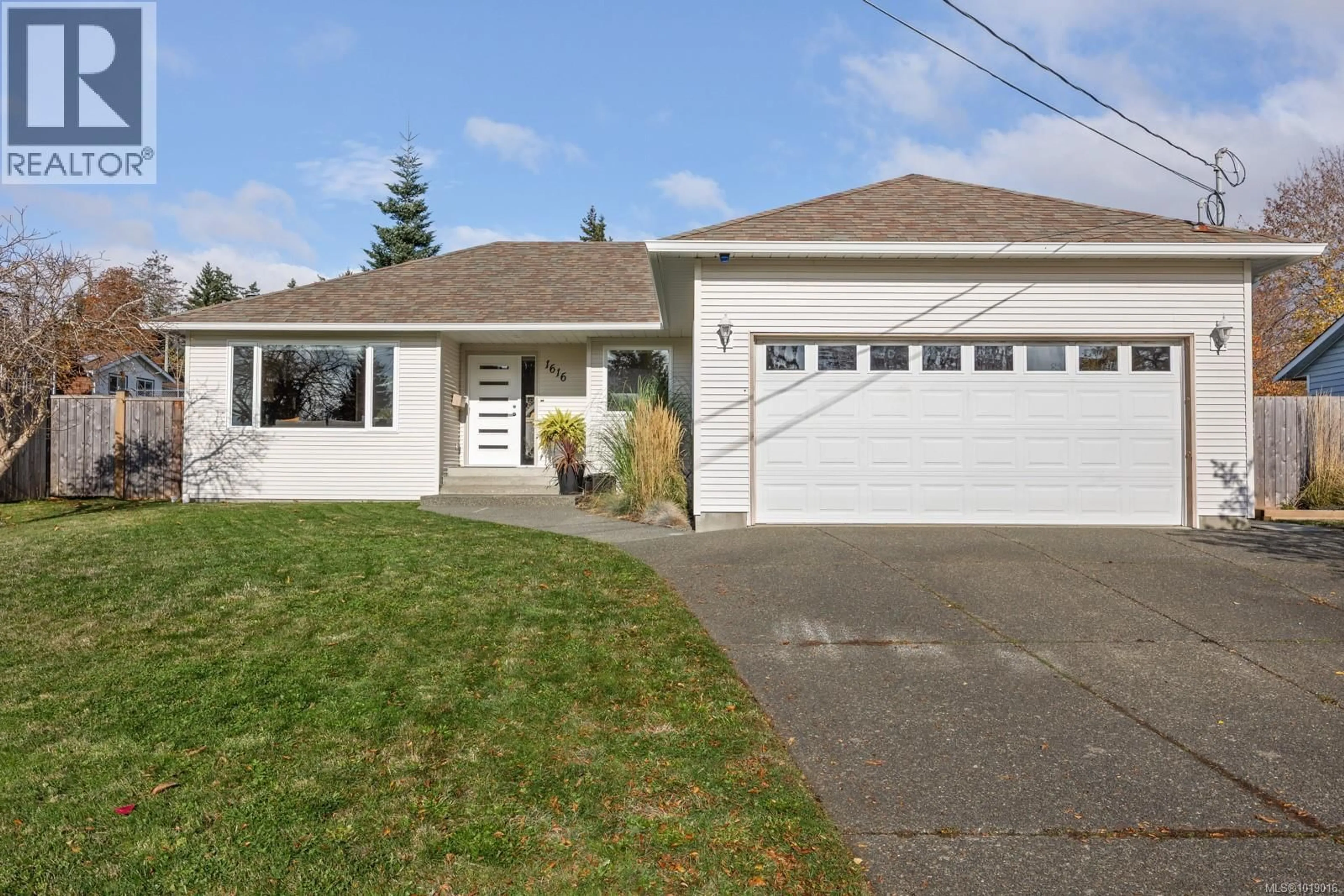 Home with vinyl exterior material, street for 1616 ARBUTUS AVENUE, Comox British Columbia V9M2T6