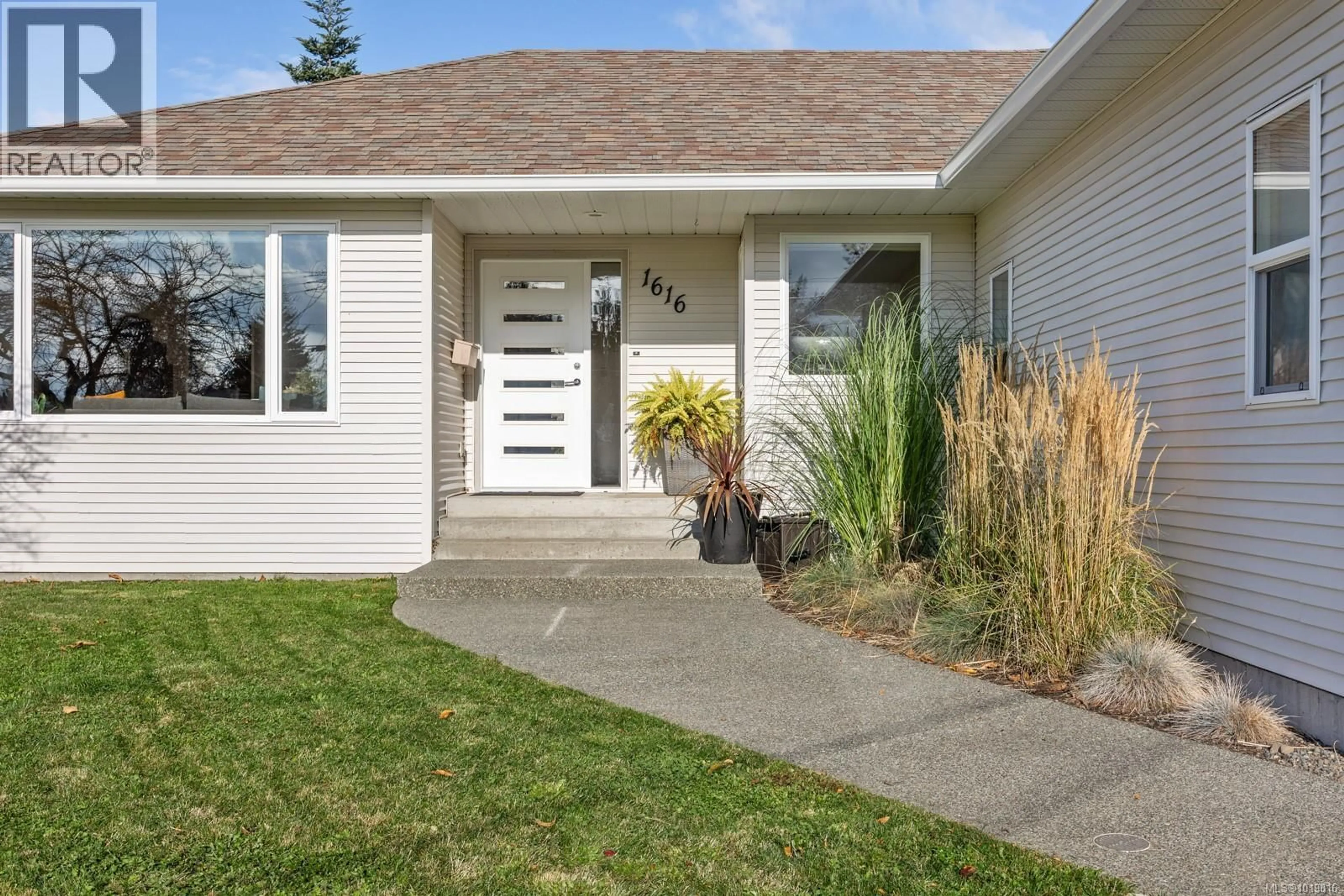 Home with vinyl exterior material, street for 1616 ARBUTUS AVENUE, Comox British Columbia V9M2T6