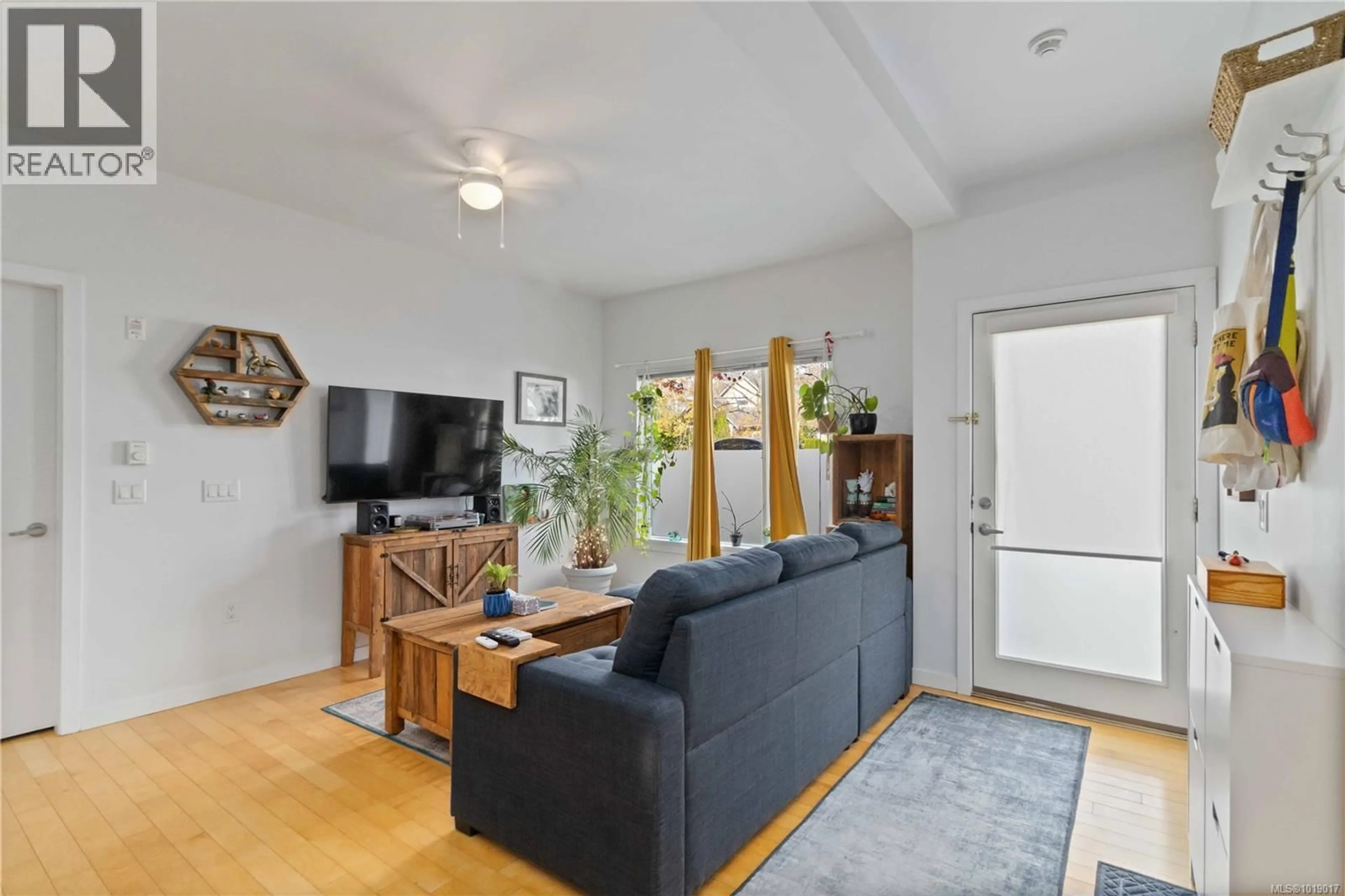 Living room with furniture, unknown for 105 - 4050 DOUGLAS STREET, Saanich British Columbia V8X0A5