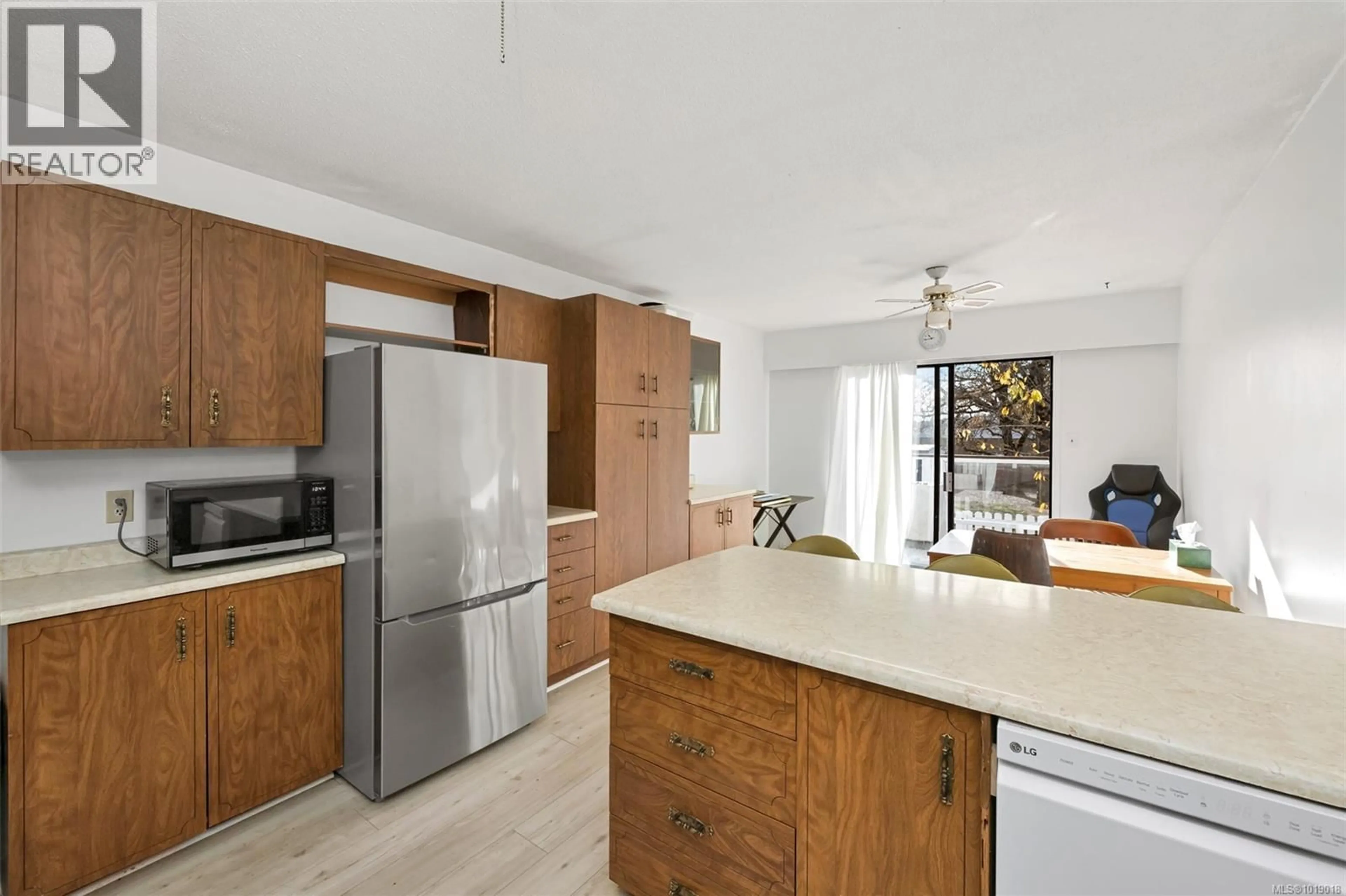 Open concept kitchen, unknown for 1521 PEARL STREET, Victoria British Columbia V8R2Y8