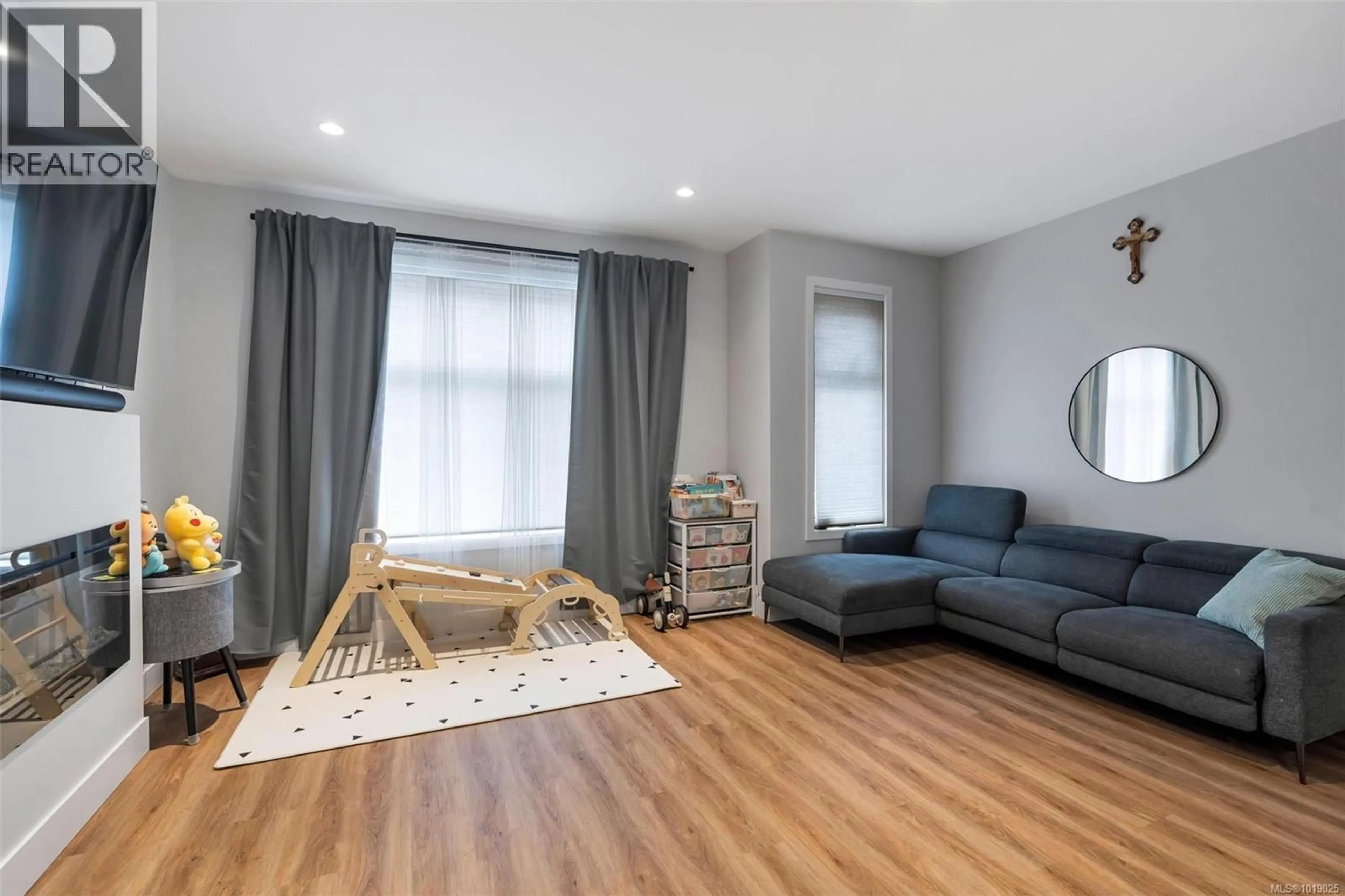 Living room with furniture, wood/laminate floor for 112 - 2130 TRIANGLE TRAIL, Langford British Columbia V9C0R2