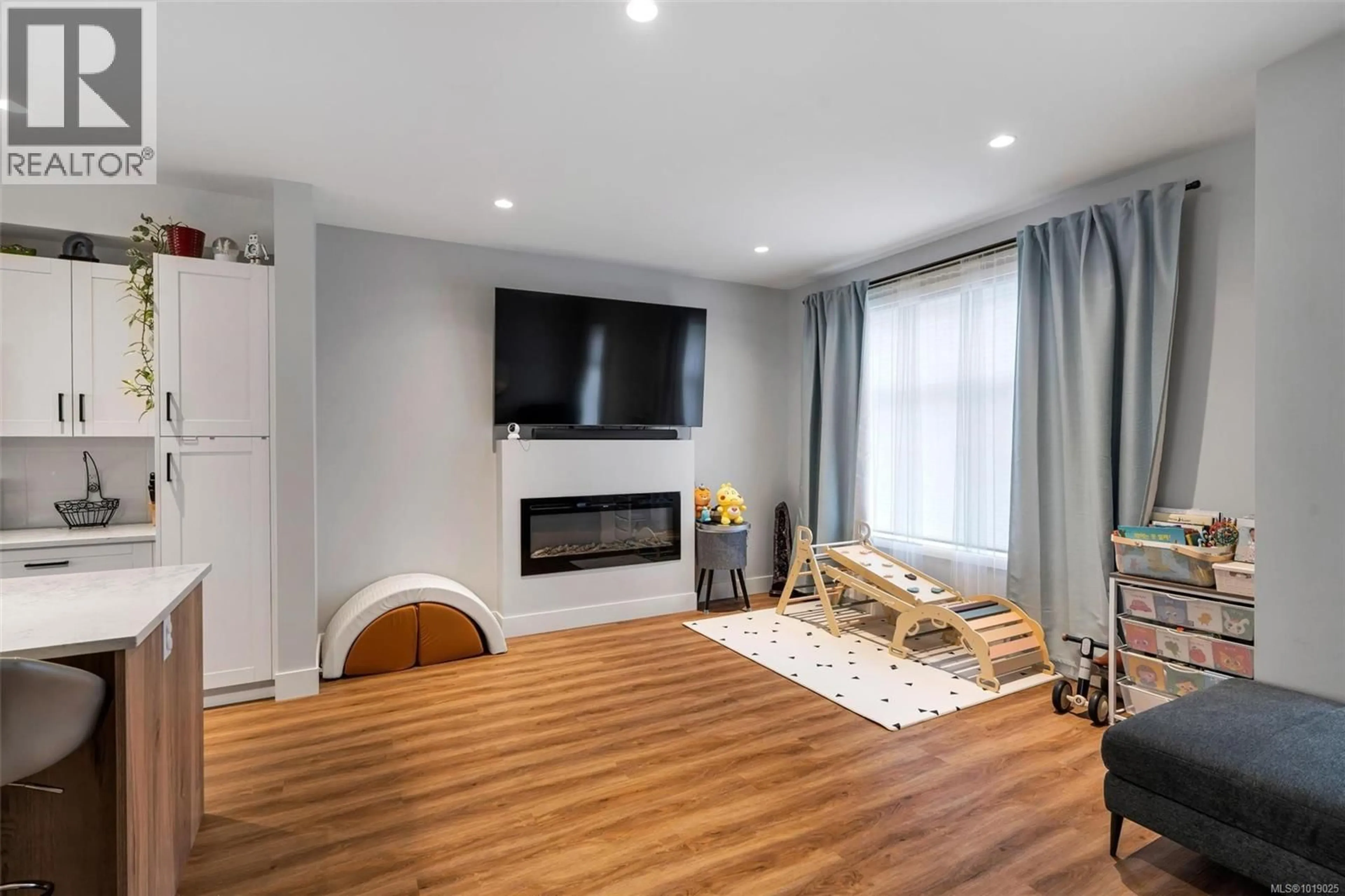 Living room with furniture, wood/laminate floor for 112 - 2130 TRIANGLE TRAIL, Langford British Columbia V9C0R2