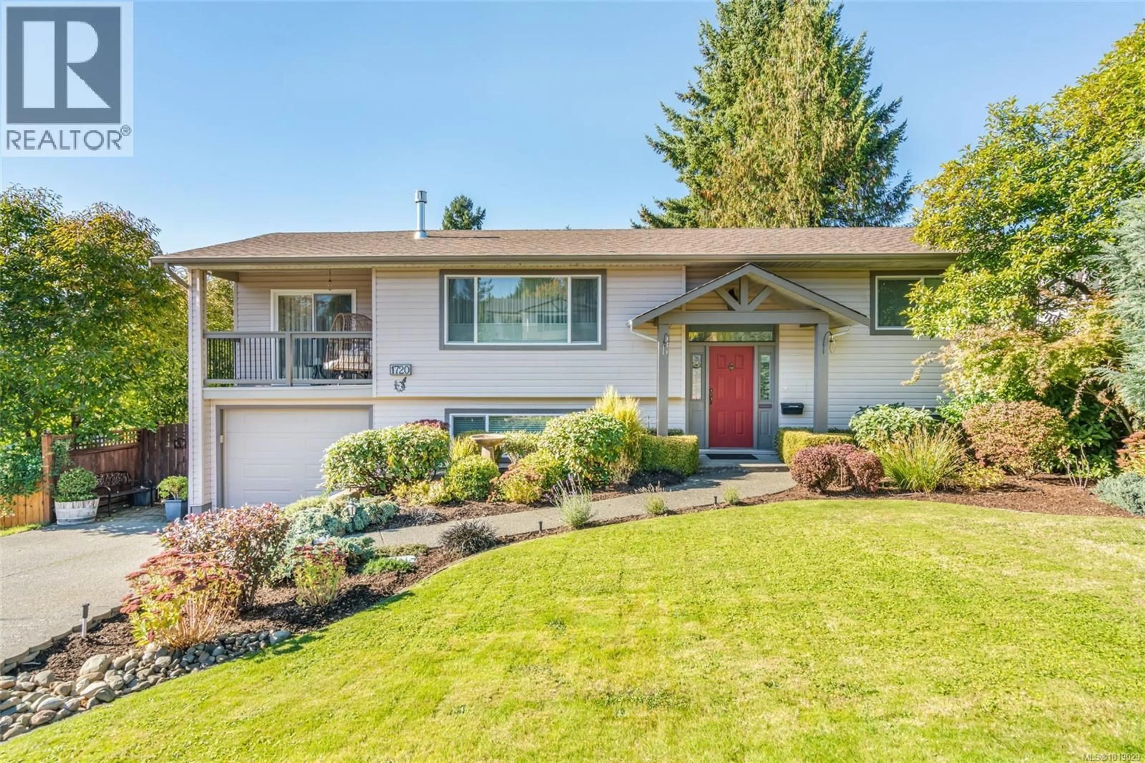 Home with vinyl exterior material, street for 1720 MCLAUCHLIN DRIVE, Courtenay British Columbia V9N5S1