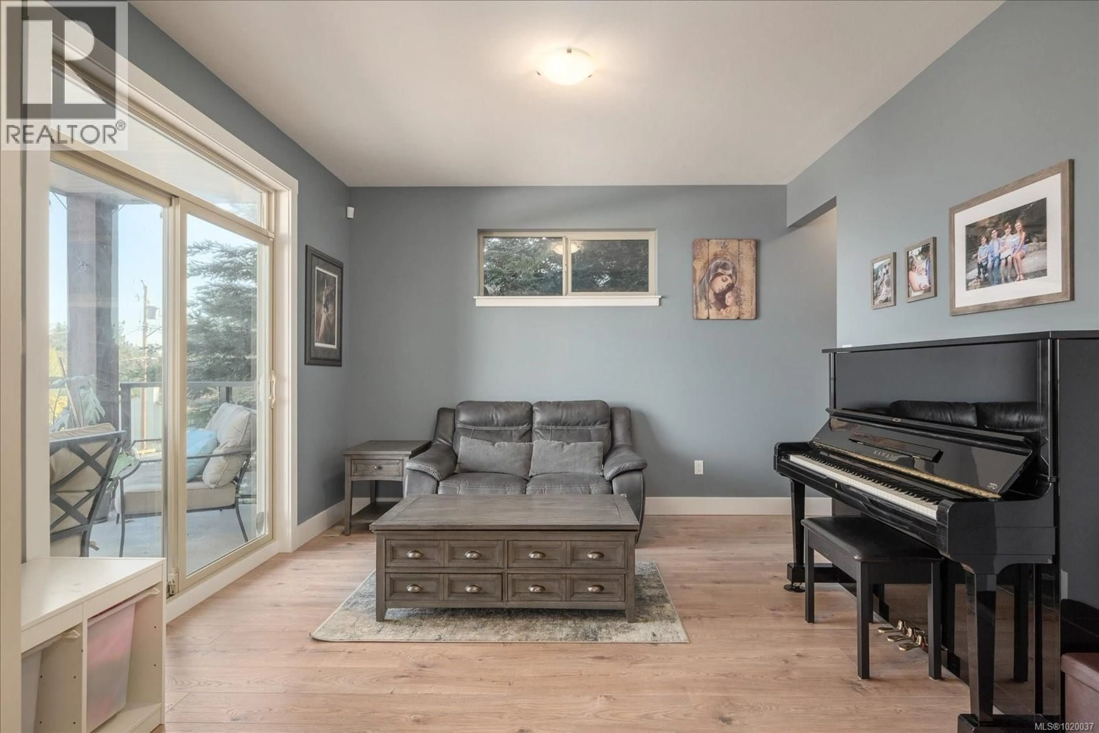 Living room with furniture, wood/laminate floor for 5265 TOMS TURNABOUT, Nanaimo British Columbia V9T5M9
