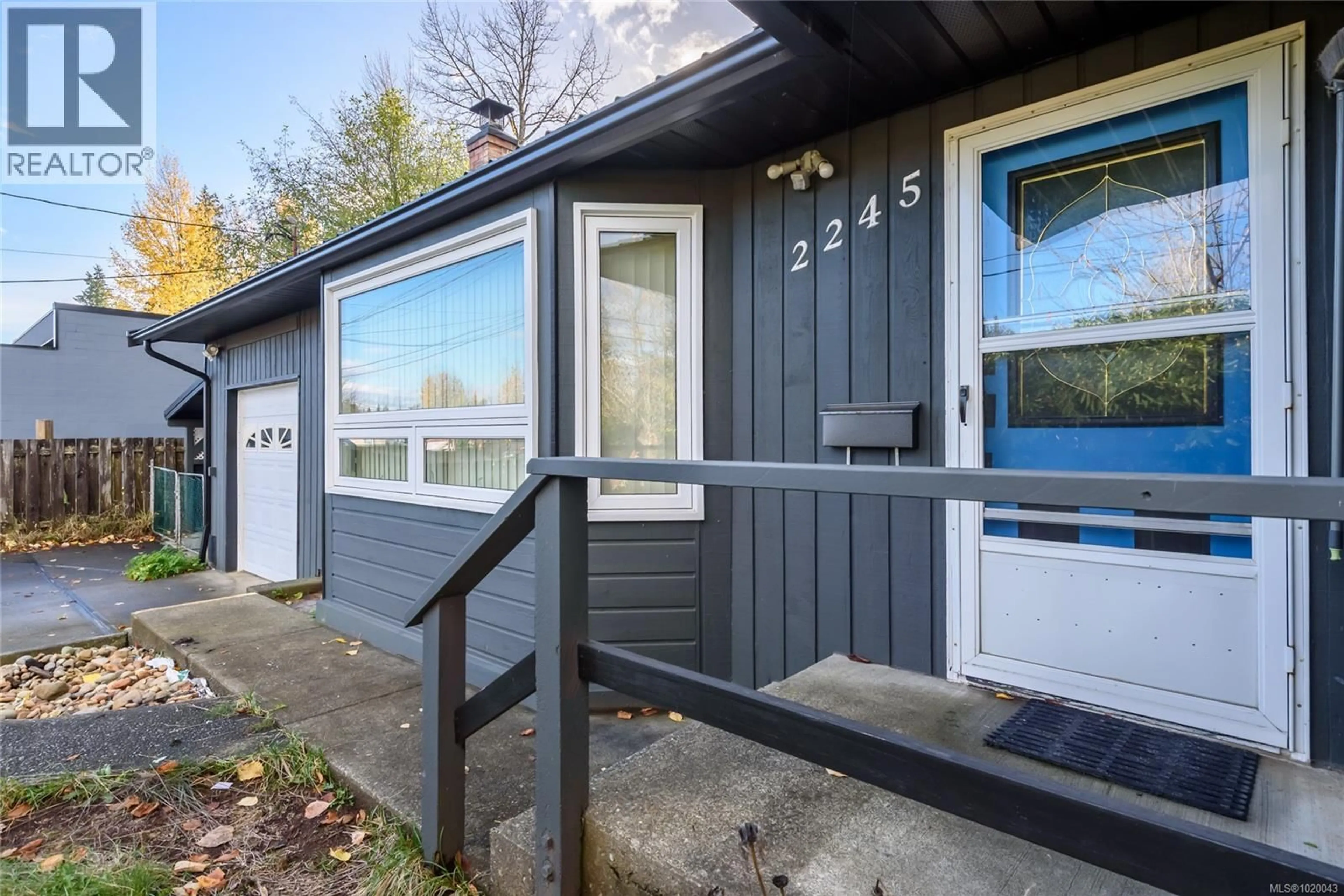 Home with vinyl exterior material, street for 2245 COUSINS AVENUE, Courtenay British Columbia V9N3N6