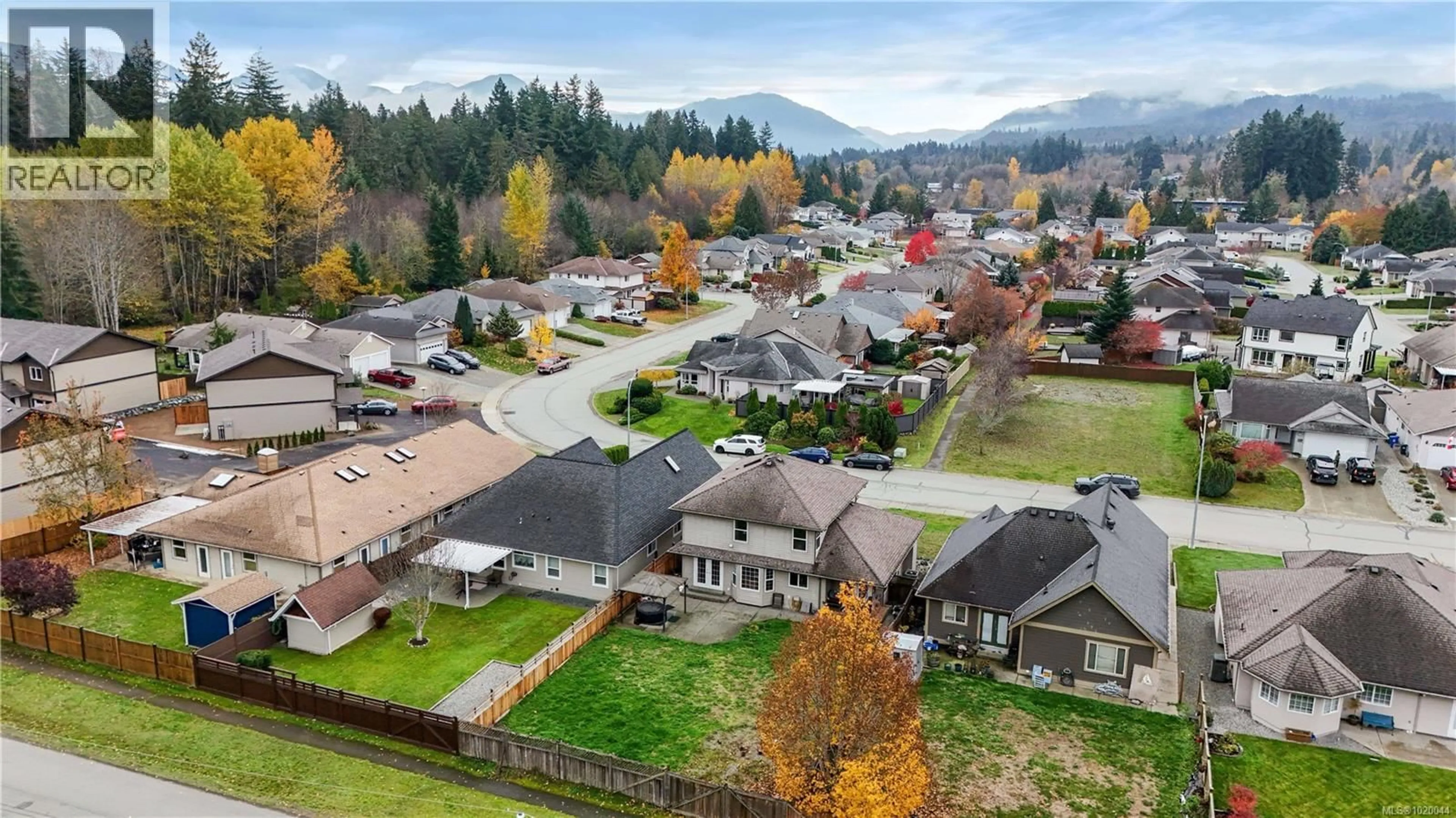 A pic from outside/outdoor area/front of a property/back of a property/a pic from drone, mountain view for 5575 WOODLAND CRESCENT EAST, Port Alberni British Columbia V9Y8E6