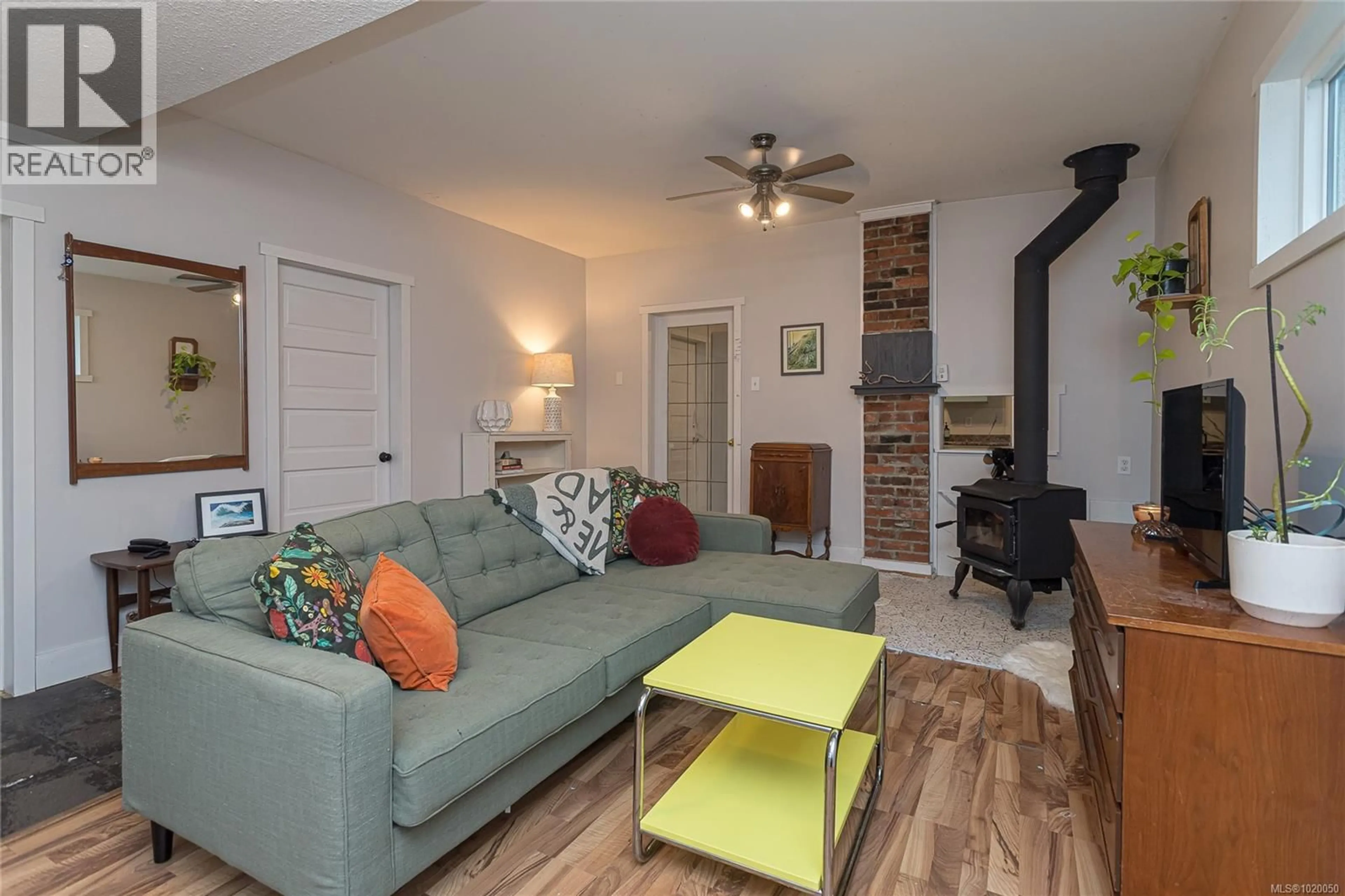 Living room with furniture, wood/laminate floor for 683 POWELL STREET, Duncan British Columbia V9L3V8