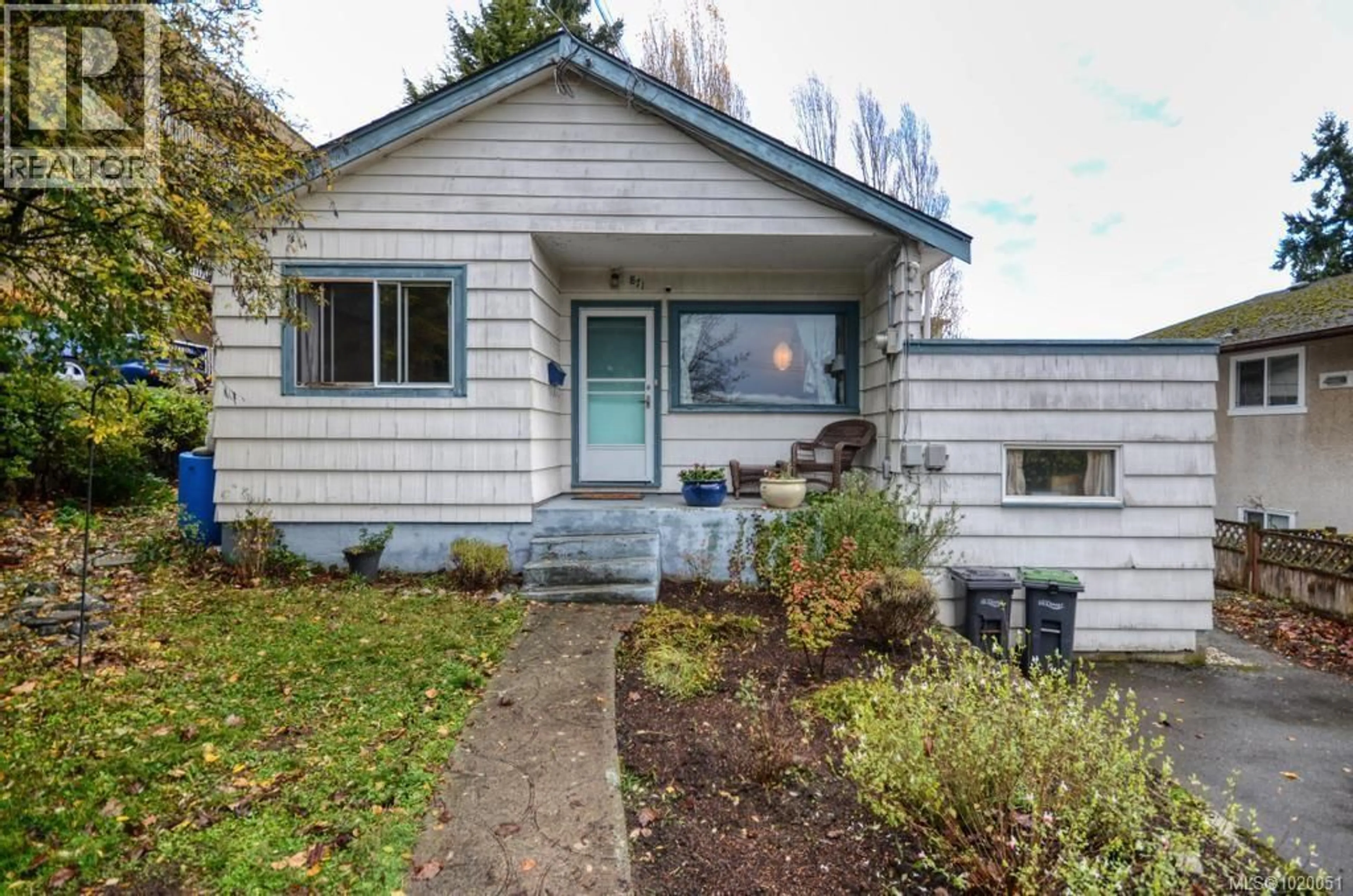 Home with vinyl exterior material, street for 871 FLEMING STREET, Esquimalt British Columbia V9A5V3