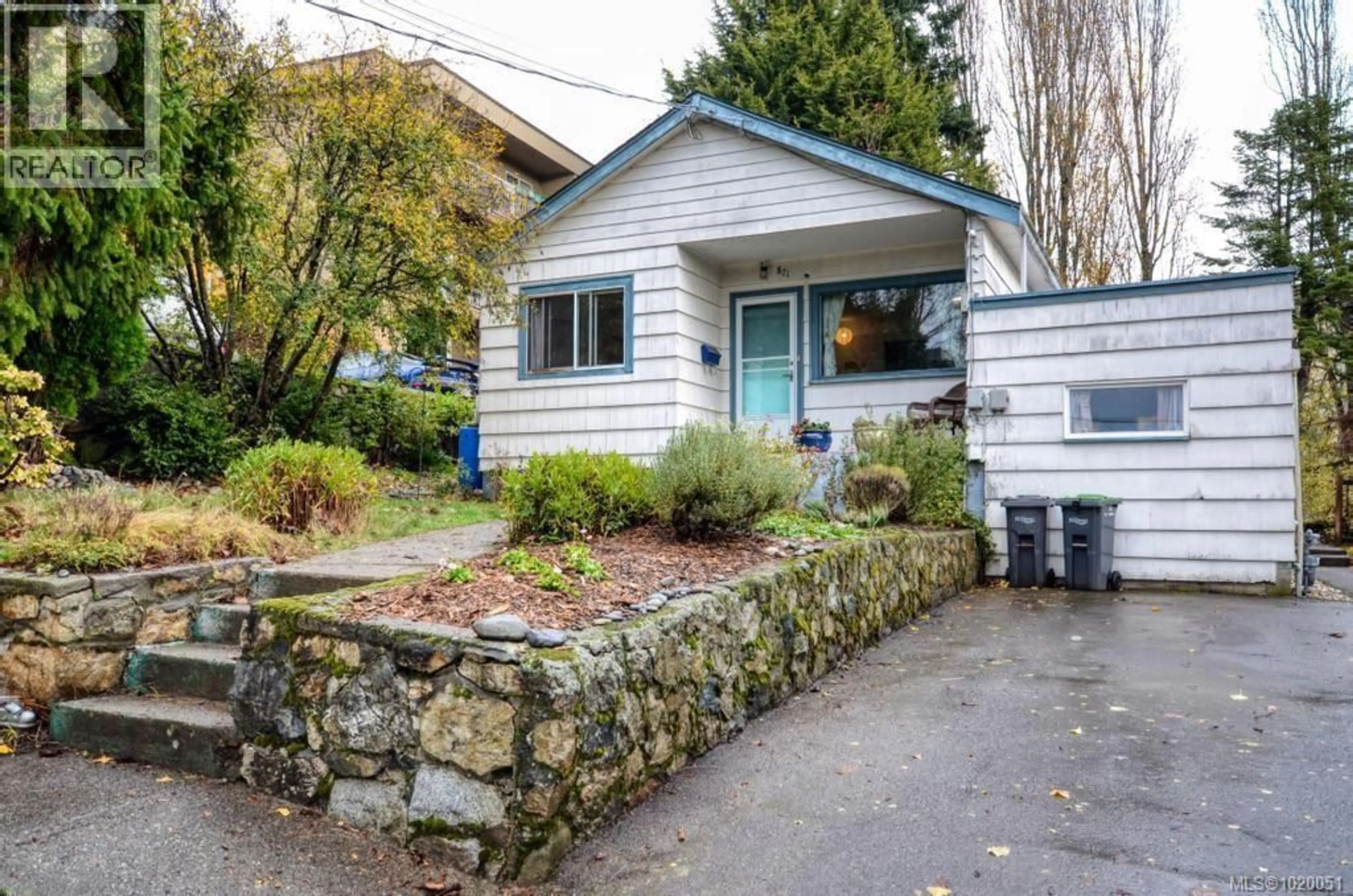 Home with vinyl exterior material, street for 871 FLEMING STREET, Esquimalt British Columbia V9A5V3