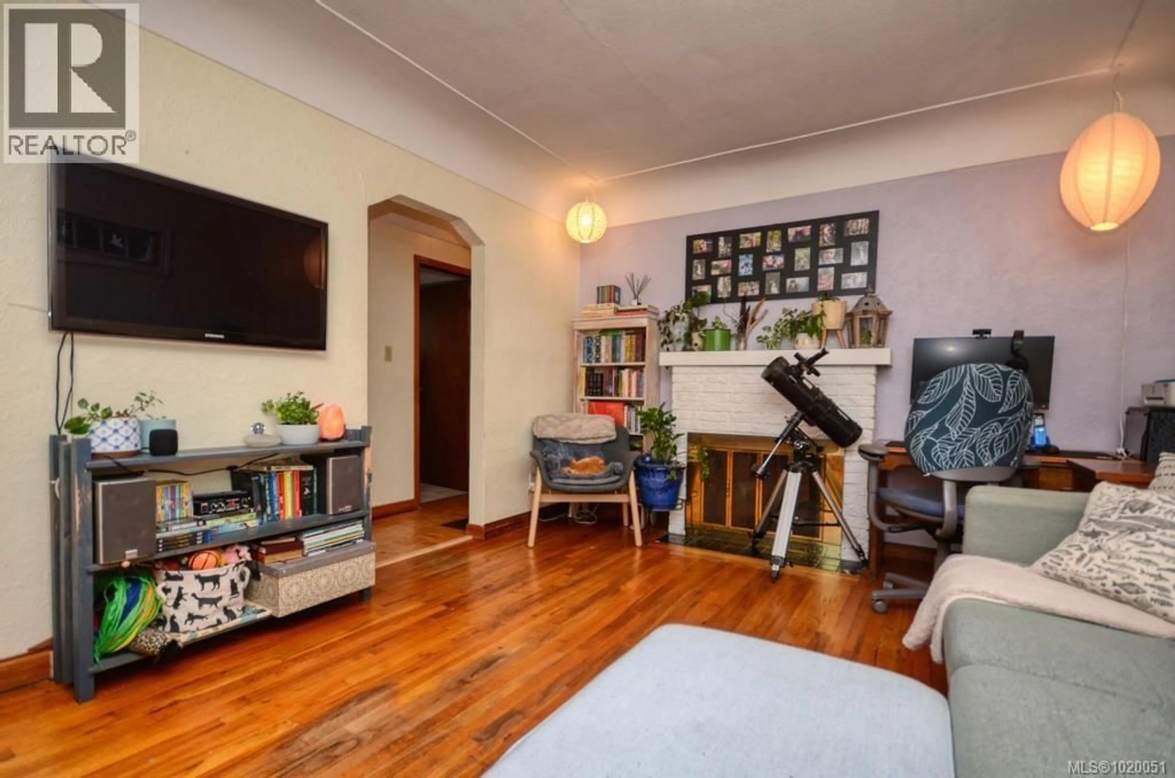 Living room with furniture, wood/laminate floor for 871 FLEMING STREET, Esquimalt British Columbia V9A5V3