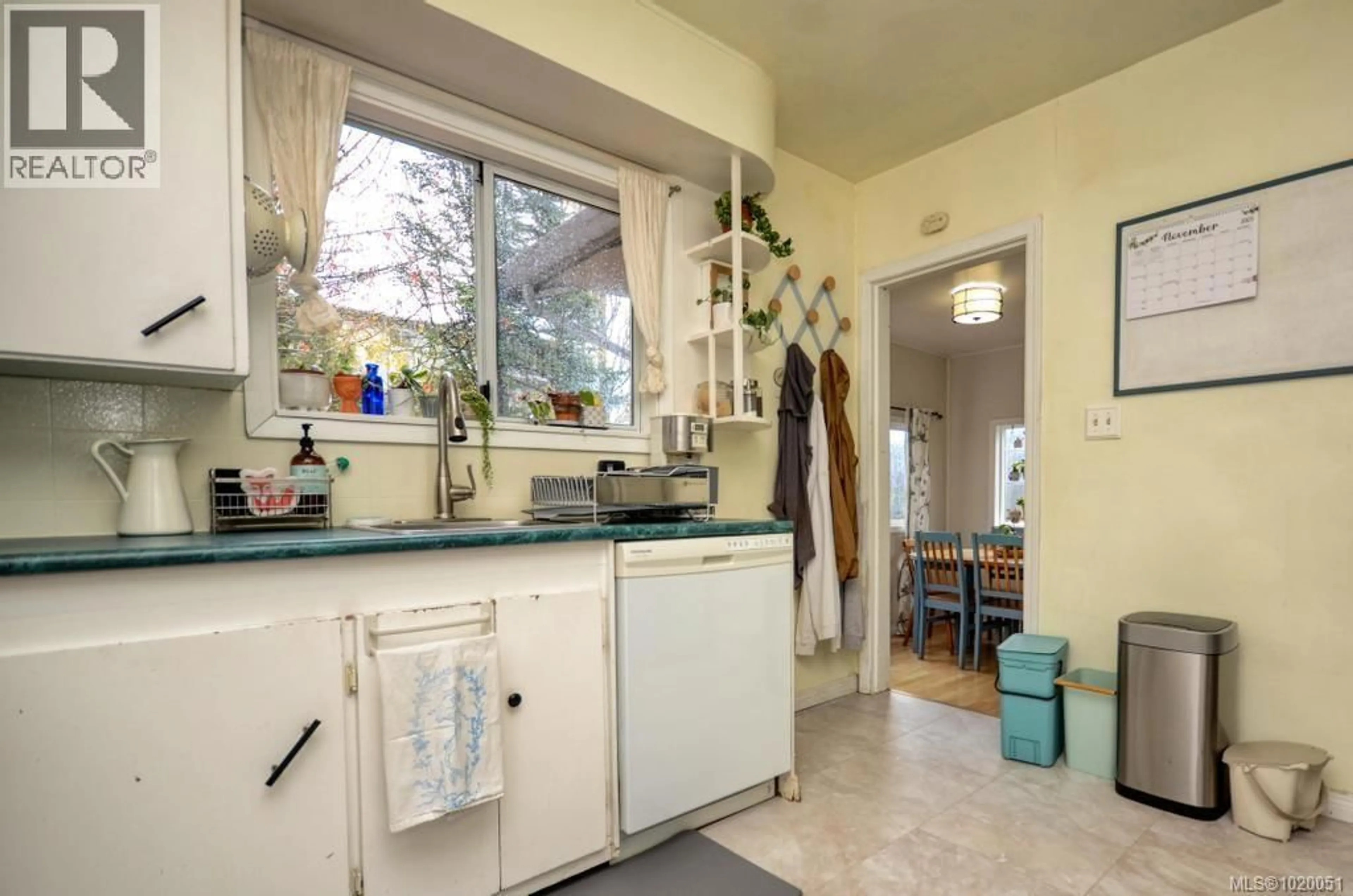 Standard kitchen, ceramic/tile floor for 871 FLEMING STREET, Esquimalt British Columbia V9A5V3