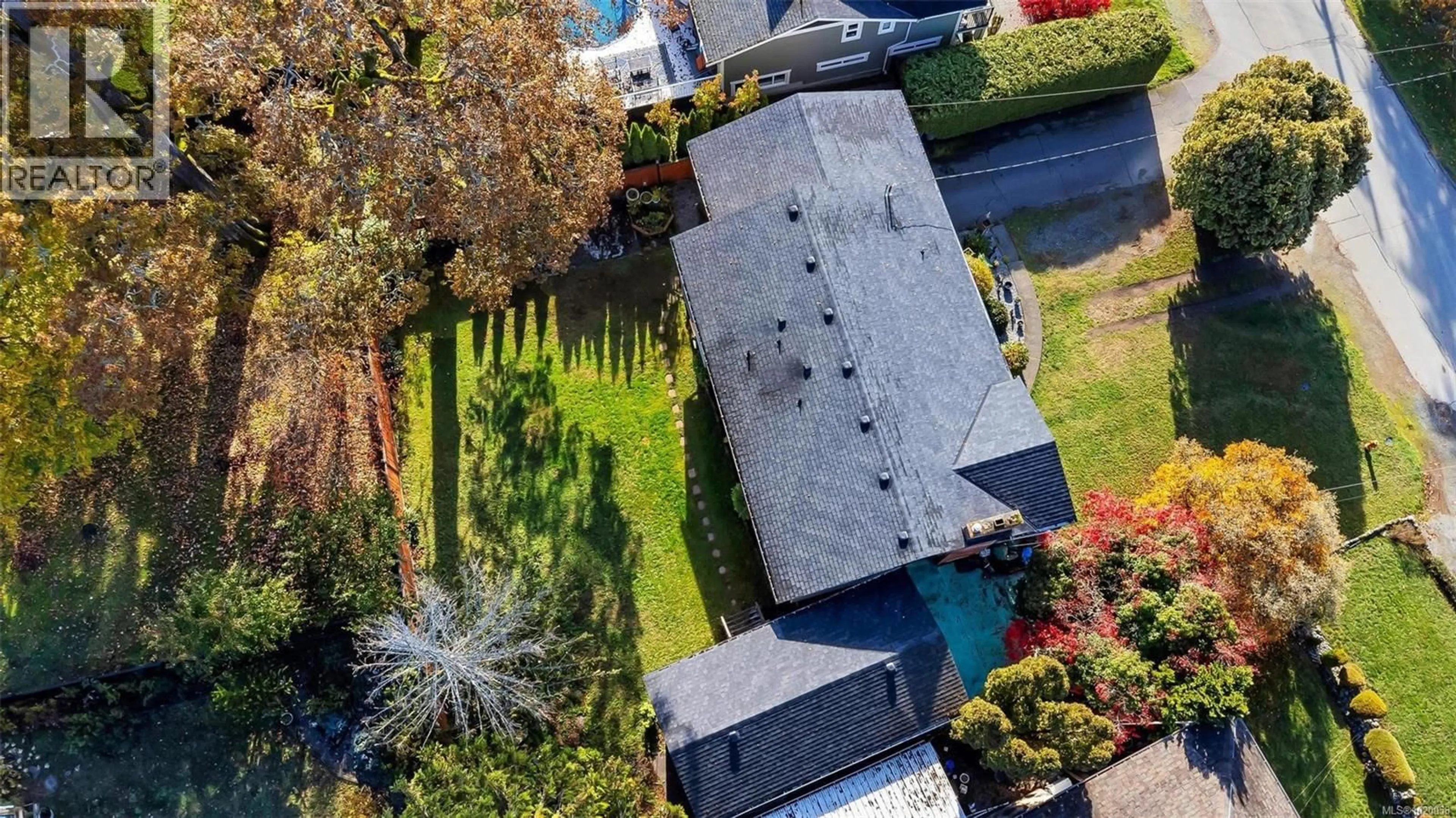 A pic from outside/outdoor area/front of a property/back of a property/a pic from drone, street for 5839 BRIER AVENUE, Duncan British Columbia V9L3E1