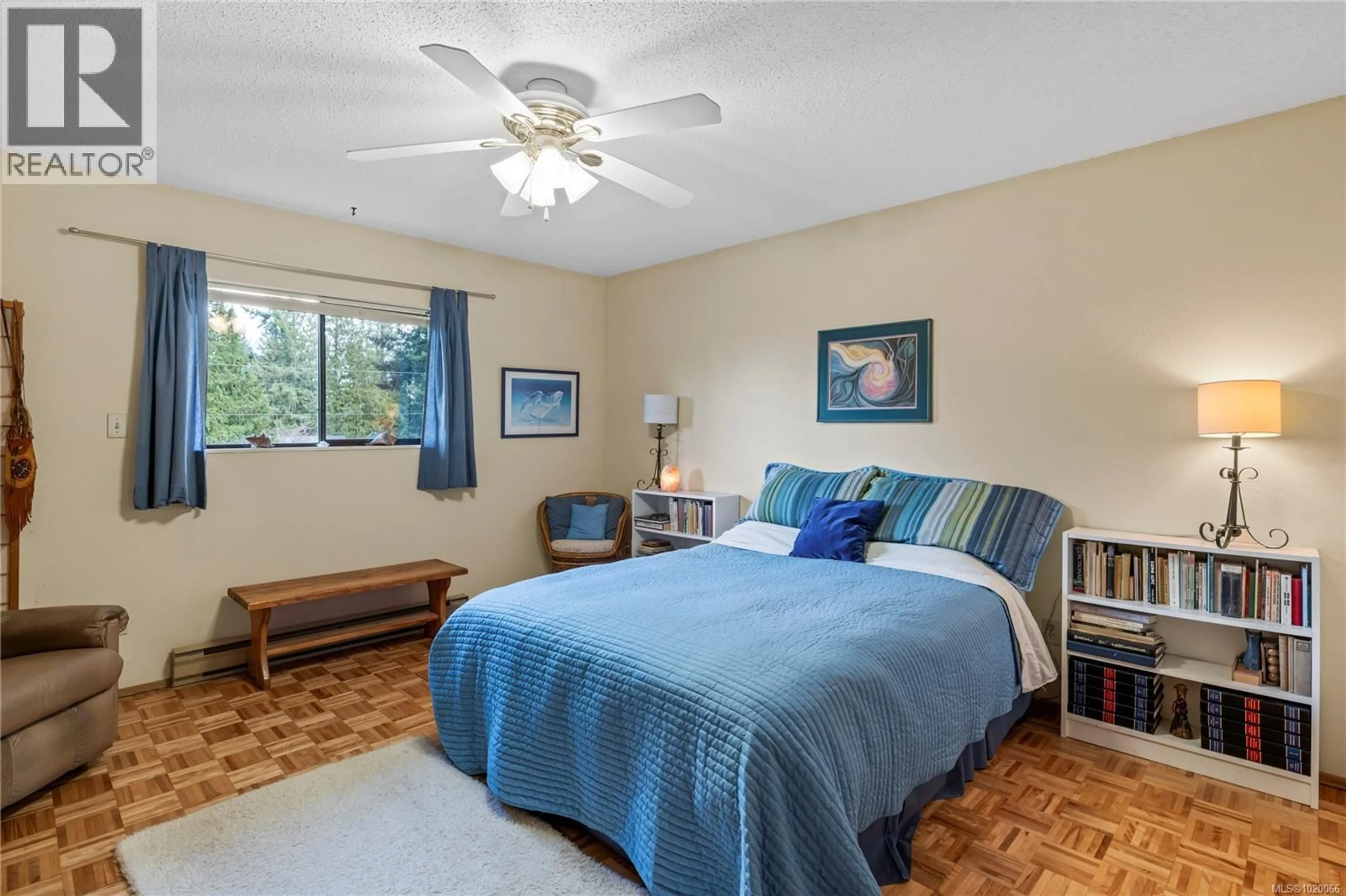 Bedroom with bed, unknown for 202 - 130 SUNNINGDALE ROAD EAST, Qualicum Beach British Columbia V9K1P6