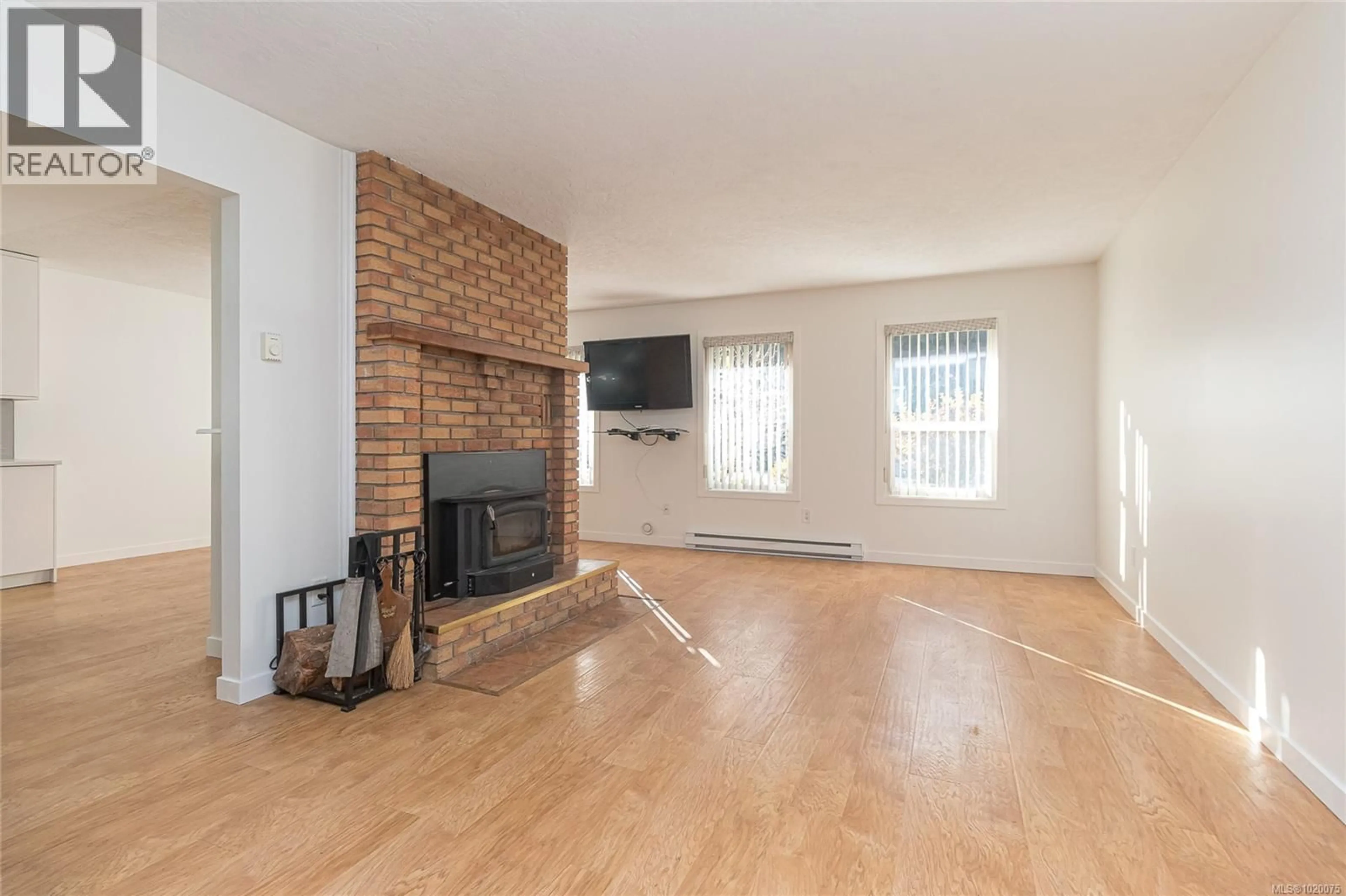 Living room with furniture, wood/laminate floor for 2946 CRESSIDA CRESCENT, Langford British Columbia V9B5W7