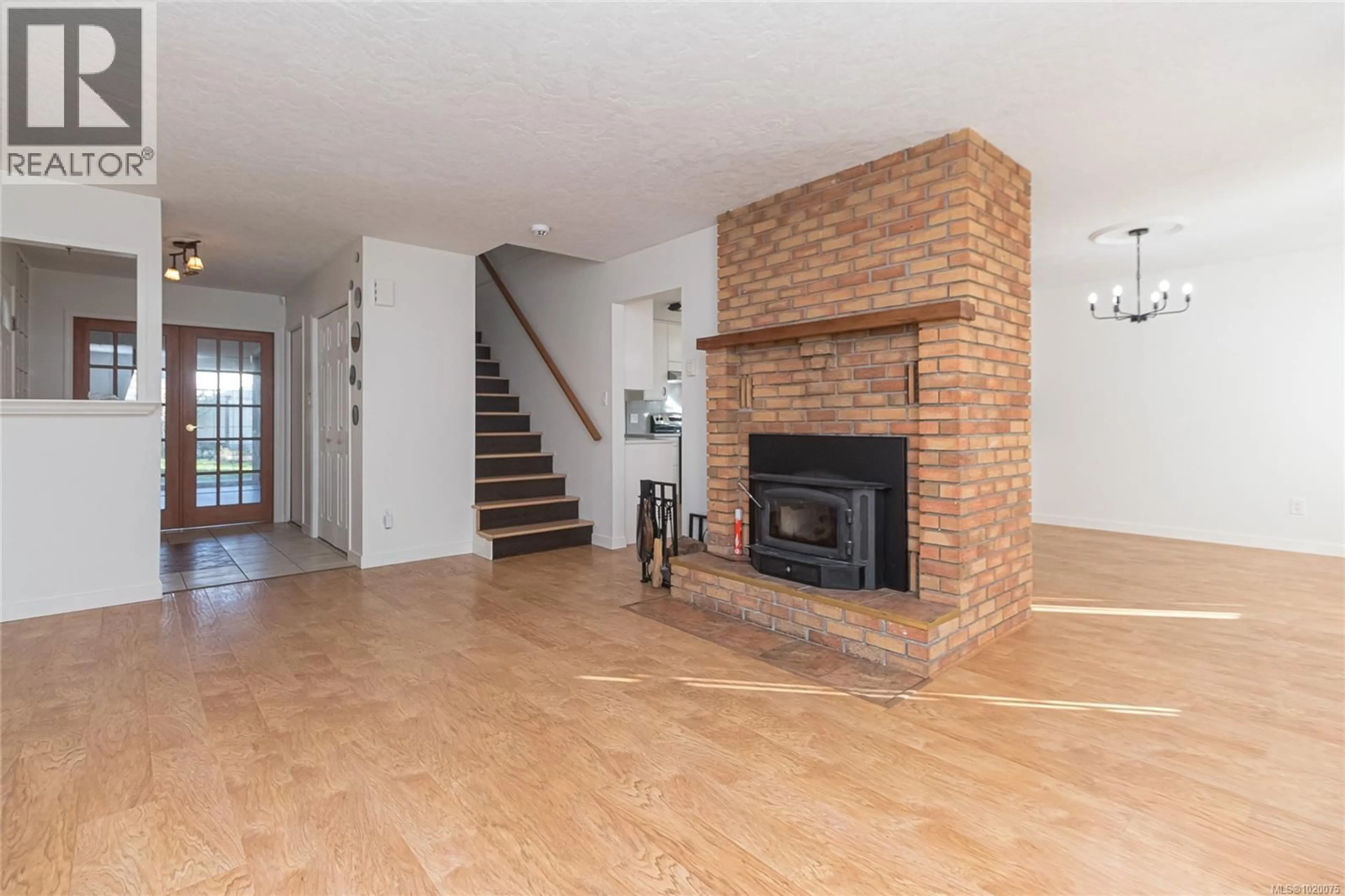 Living room with furniture, wood/laminate floor for 2946 CRESSIDA CRESCENT, Langford British Columbia V9B5W7