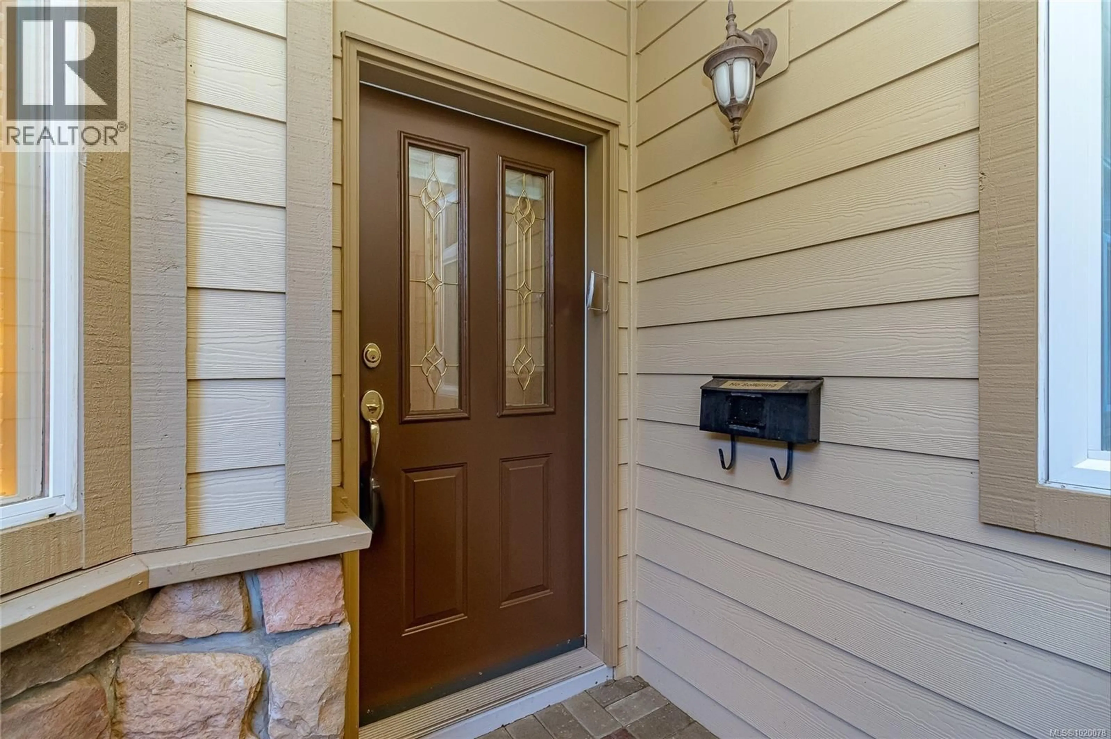 Indoor entryway for 6 - 3281 MAPLEWOOD ROAD, Saanich British Columbia V8P3M4