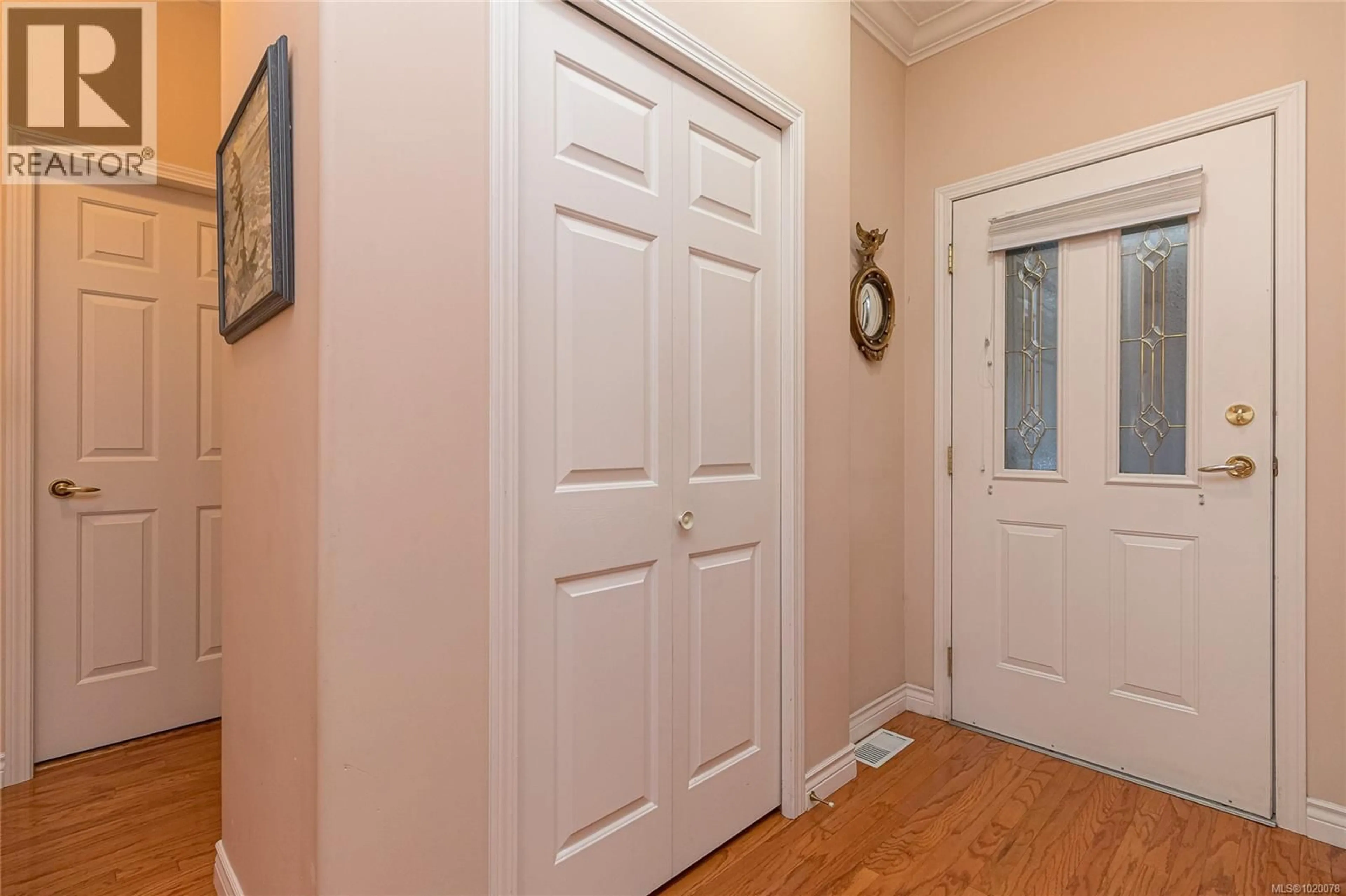 Indoor entryway for 6 - 3281 MAPLEWOOD ROAD, Saanich British Columbia V8P3M4