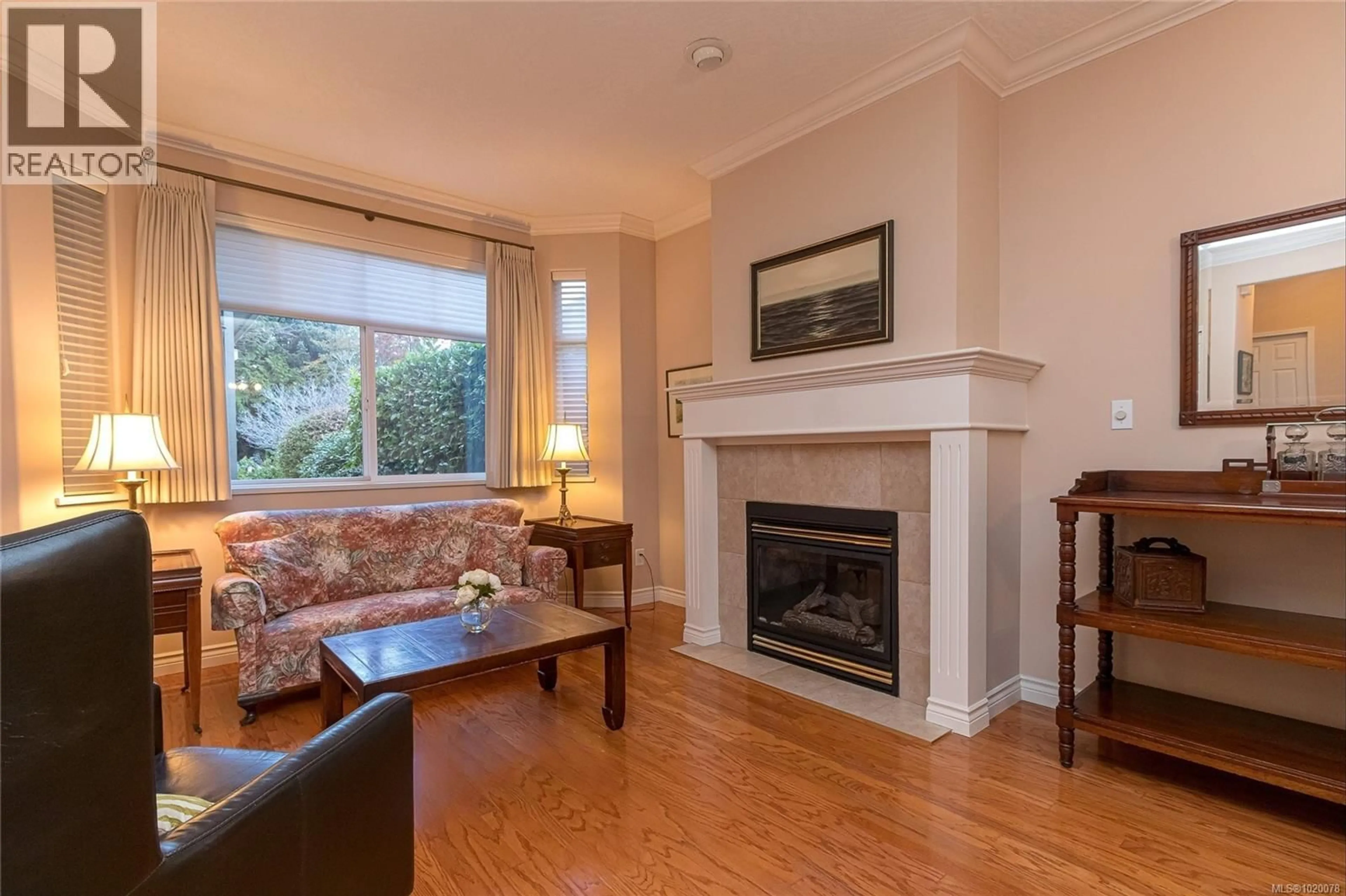 Living room with furniture, wood/laminate floor for 6 - 3281 MAPLEWOOD ROAD, Saanich British Columbia V8P3M4