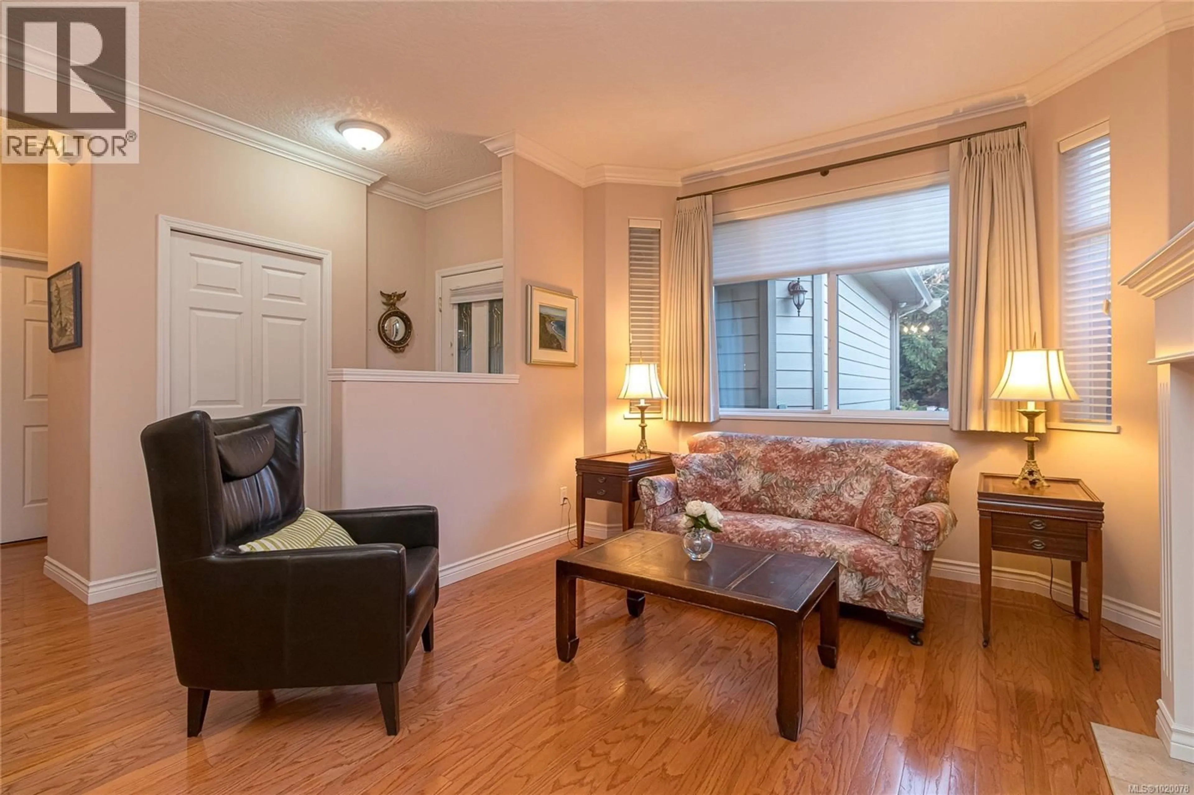 Living room with furniture, wood/laminate floor for 6 - 3281 MAPLEWOOD ROAD, Saanich British Columbia V8P3M4