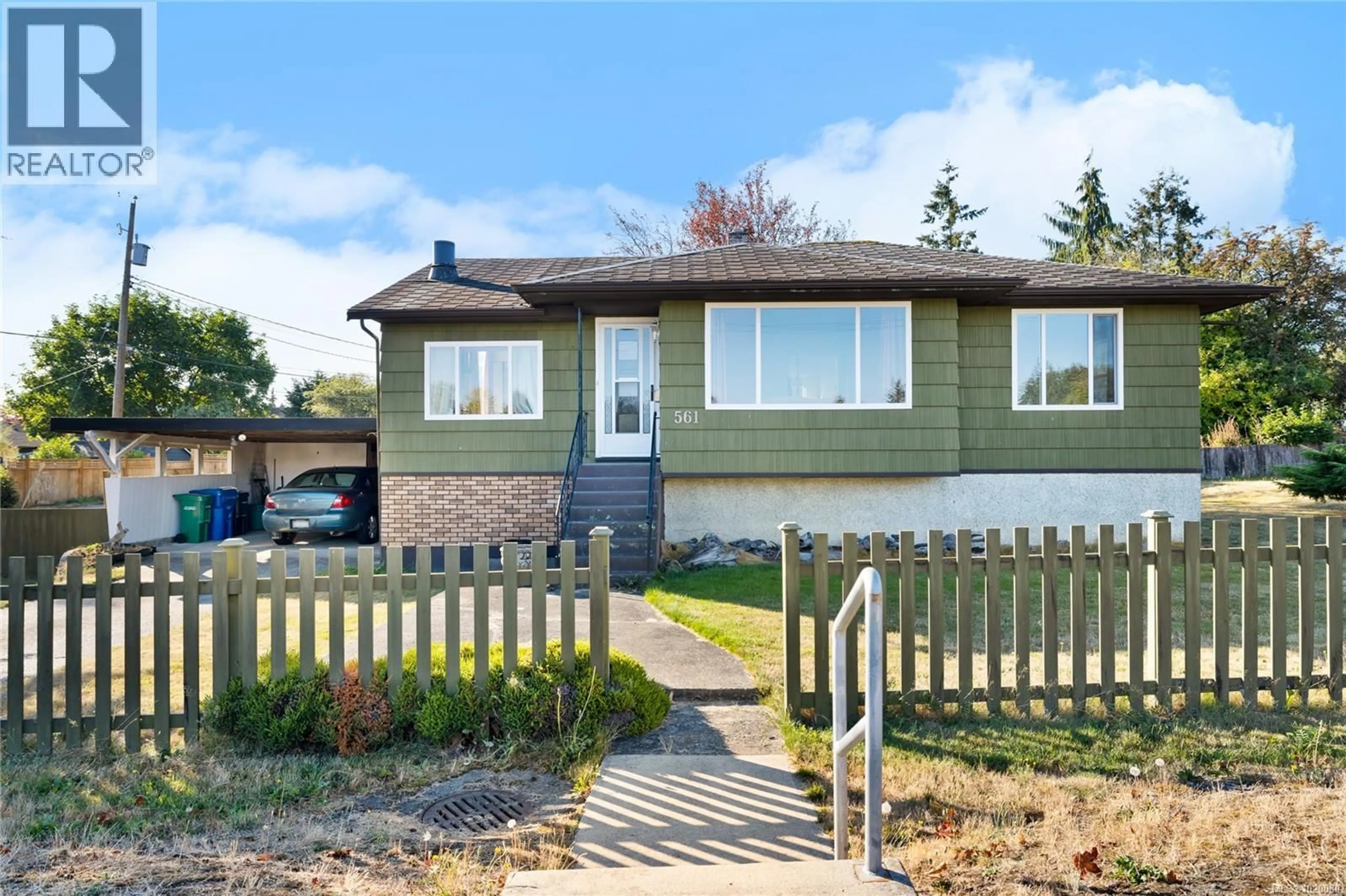 Home with vinyl exterior material, street for 561 FOURTH STREET, Nanaimo British Columbia V9R1T9