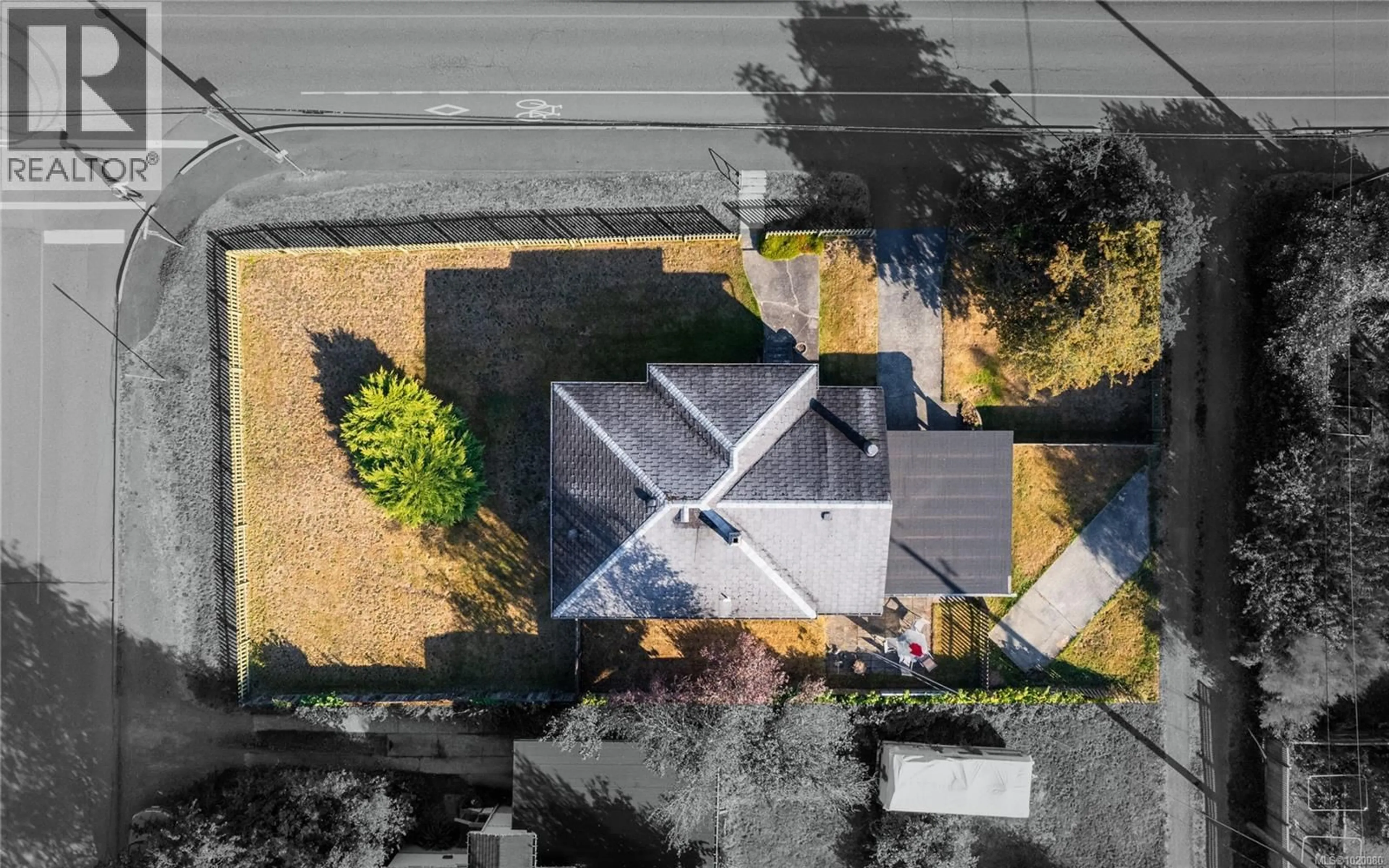A pic from outside/outdoor area/front of a property/back of a property/a pic from drone, street for 561 FOURTH STREET, Nanaimo British Columbia V9R1T9