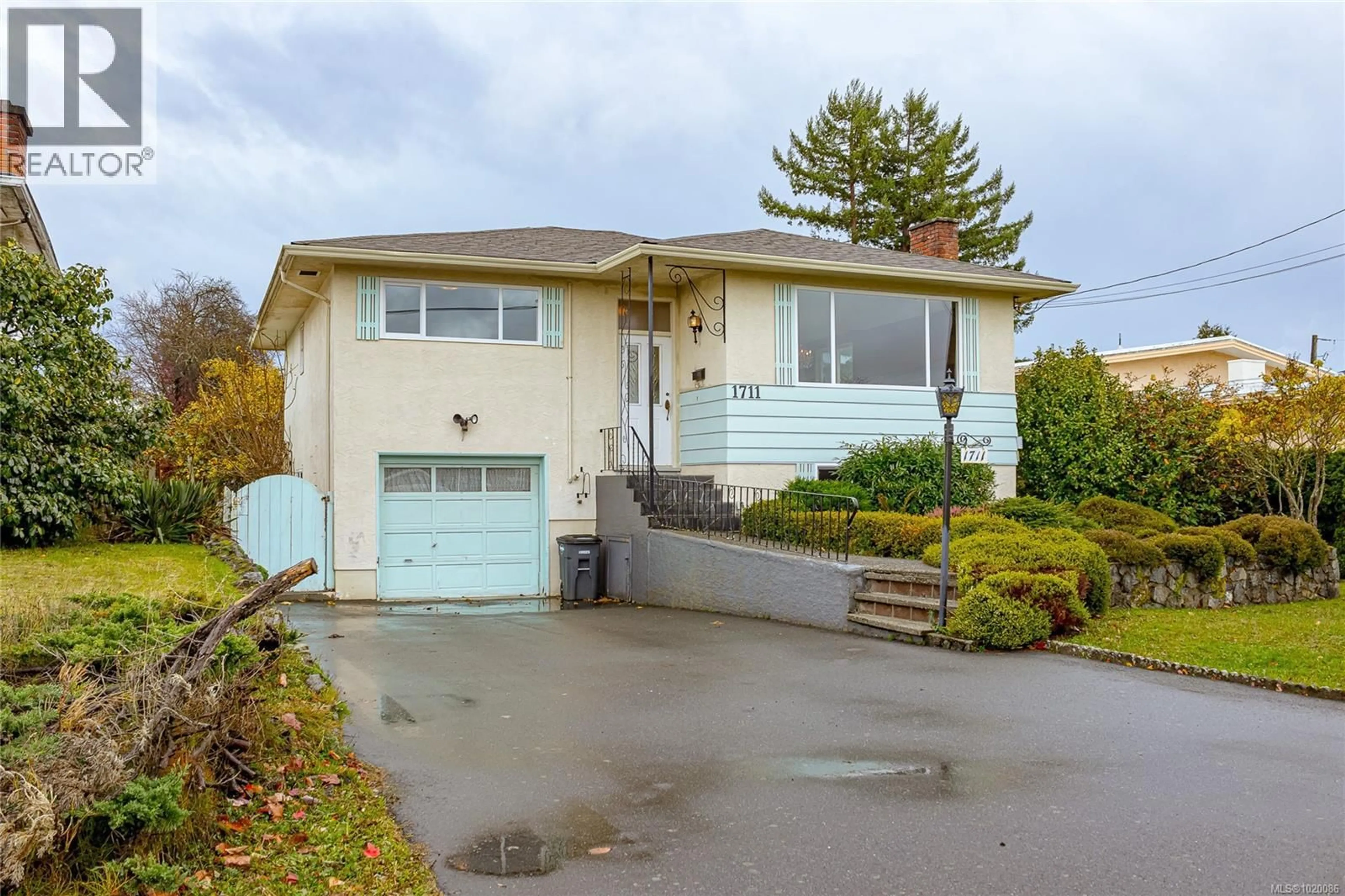 Home with vinyl exterior material, street for 1711 TEAKWOOD ROAD, Saanich British Columbia V8P3C8