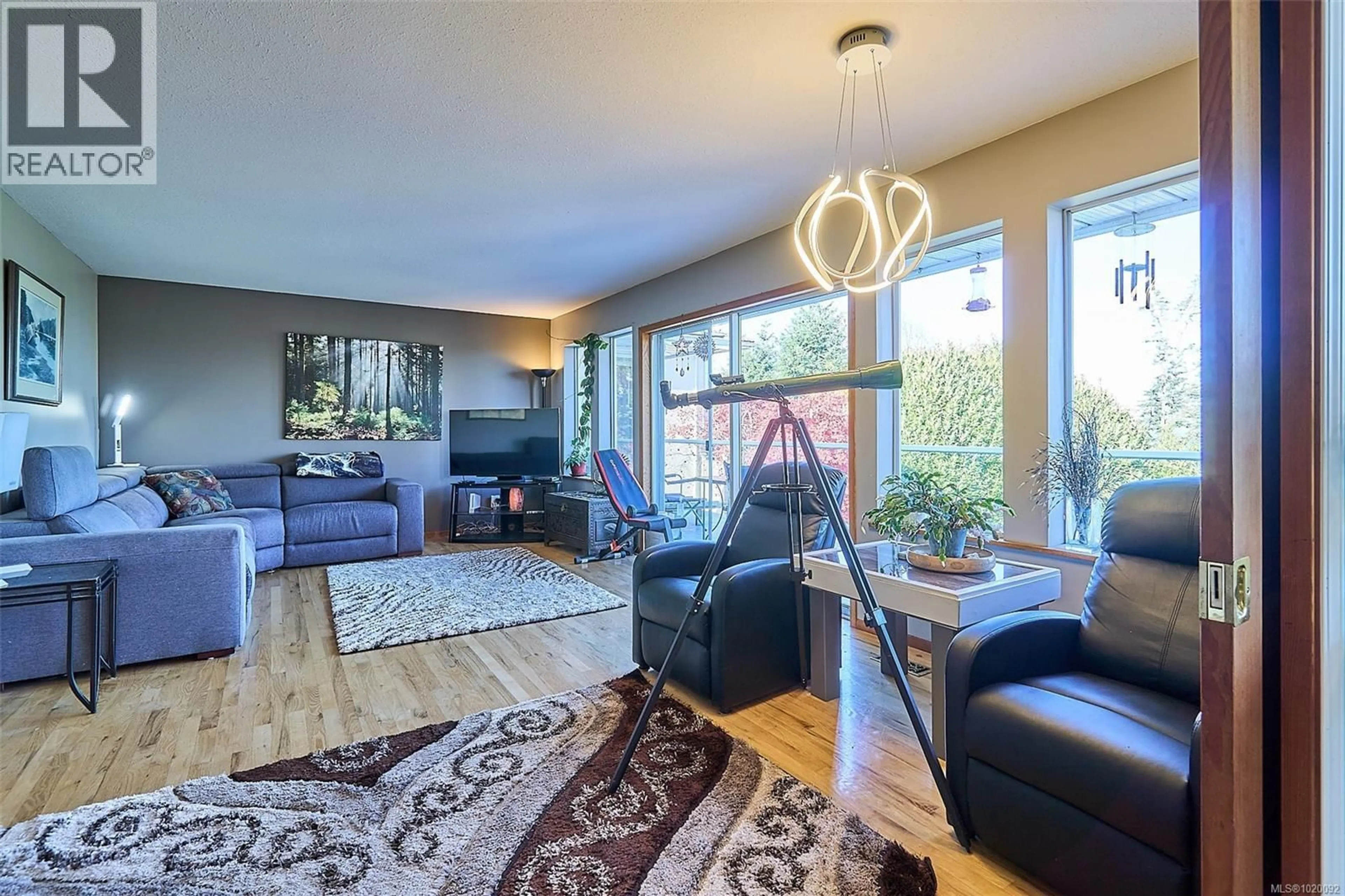 Living room with furniture, unknown for 5422 BAYSHORE DRIVE, Nanaimo British Columbia V9V1G8