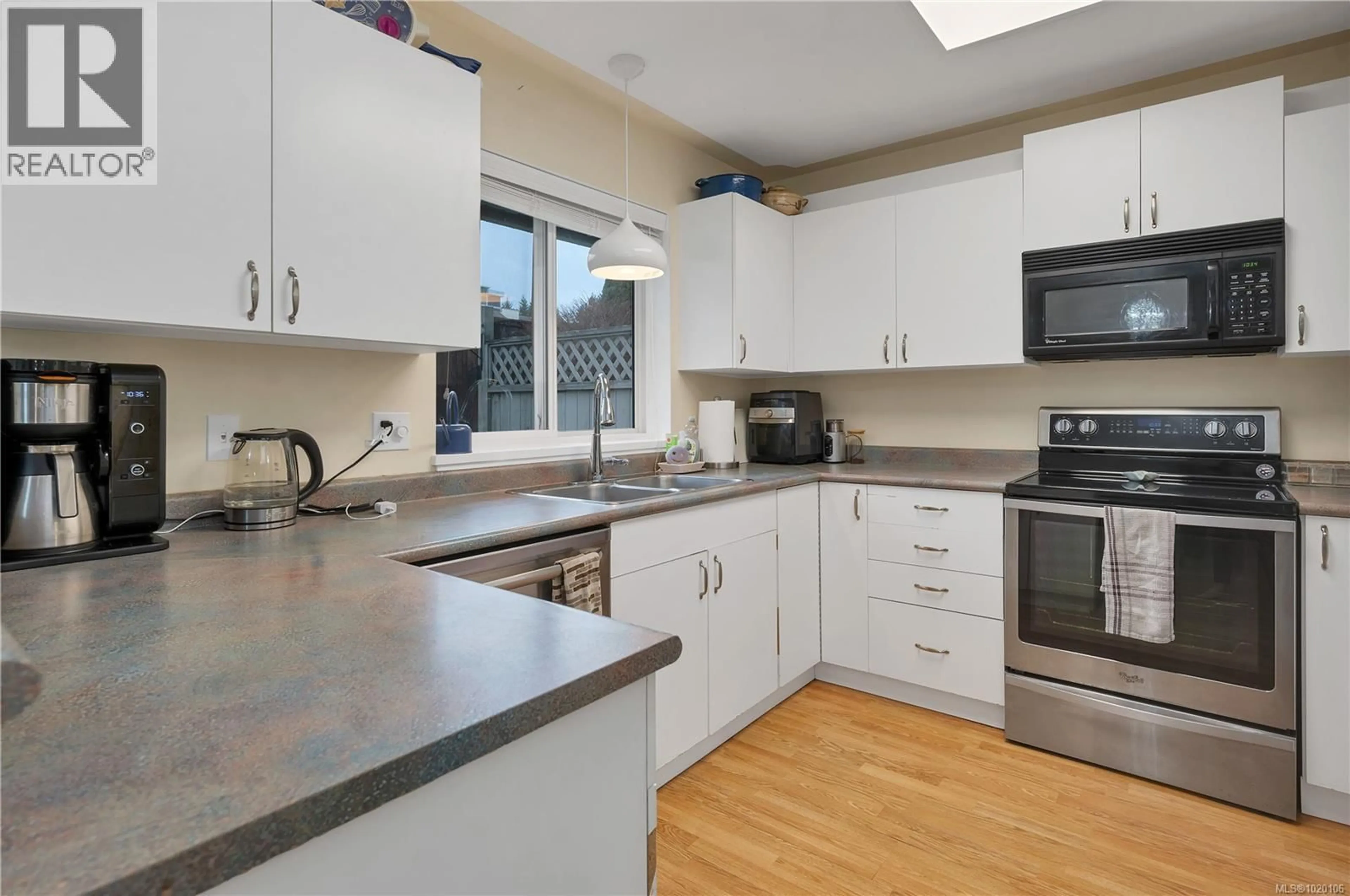Standard kitchen, ceramic/tile floor for 17 - 772 ROBRON ROAD, Campbell River British Columbia V9W7X9