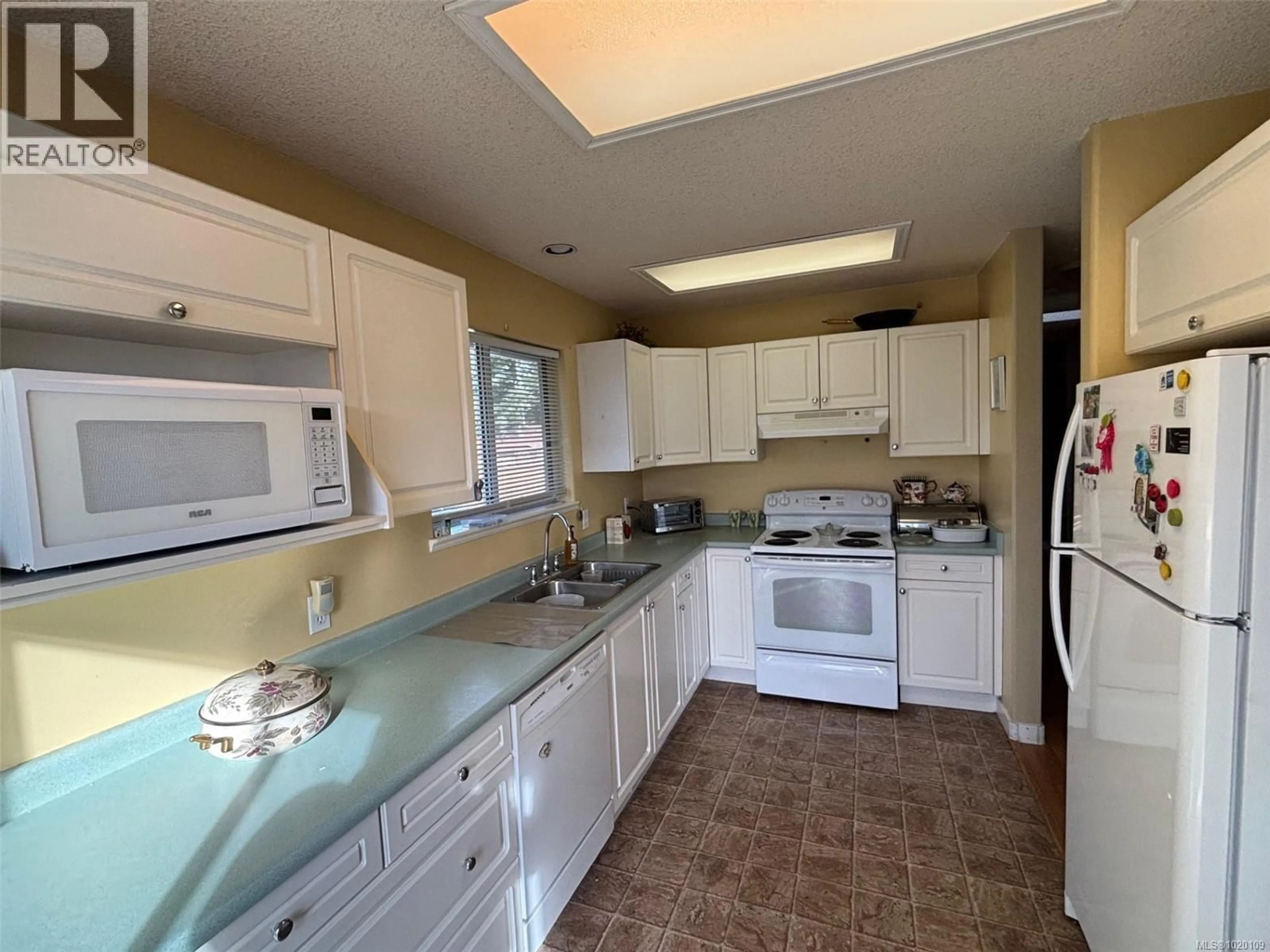 Standard kitchen, ceramic/tile floor for 5129 KAITLYNS WAY, Nanaimo British Columbia V9T5W1