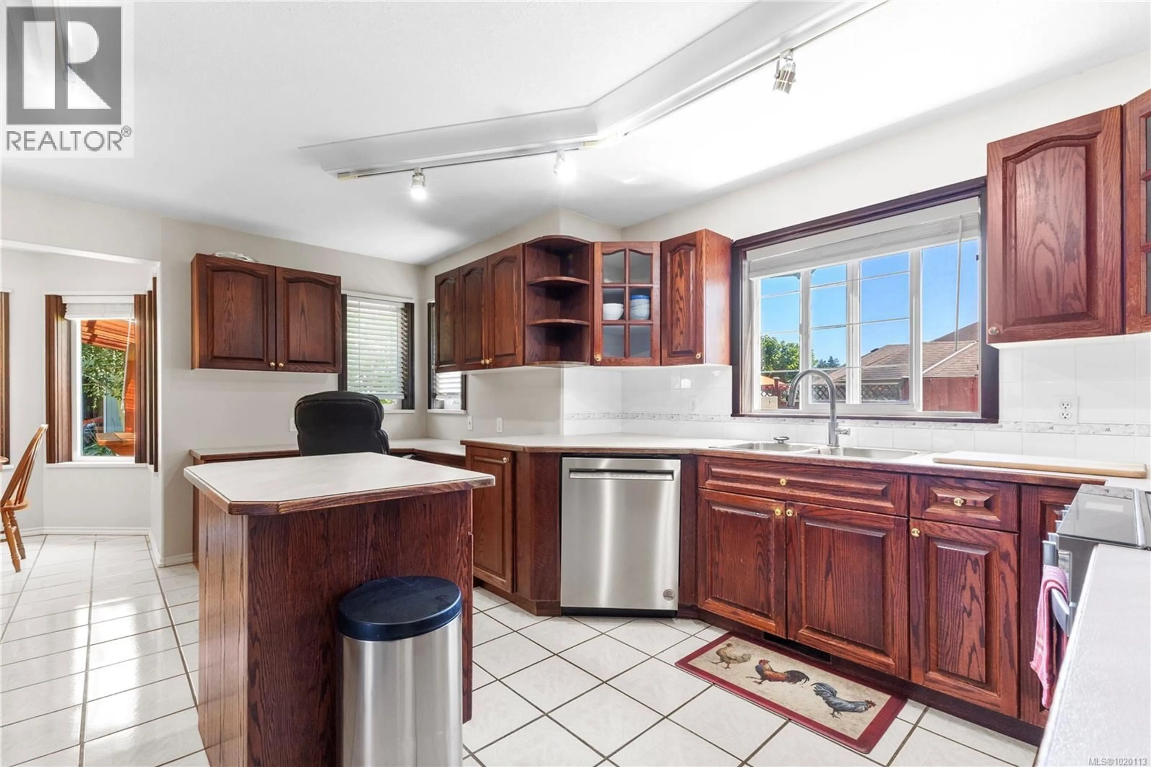 Standard kitchen, ceramic/tile floor for 270 DAHL ROAD, Campbell River British Columbia V9W7X8