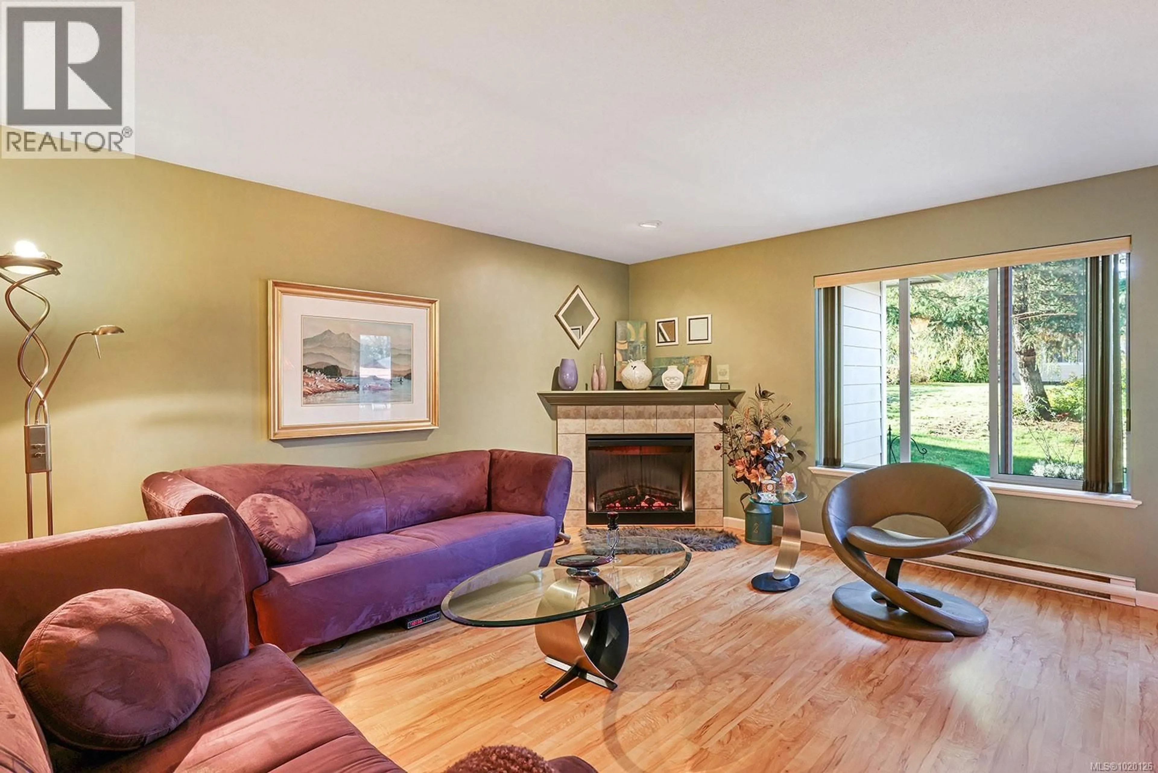 Living room with furniture, wood/laminate floor for 7 - 2728 1ST STREET, Courtenay British Columbia V9N4A4