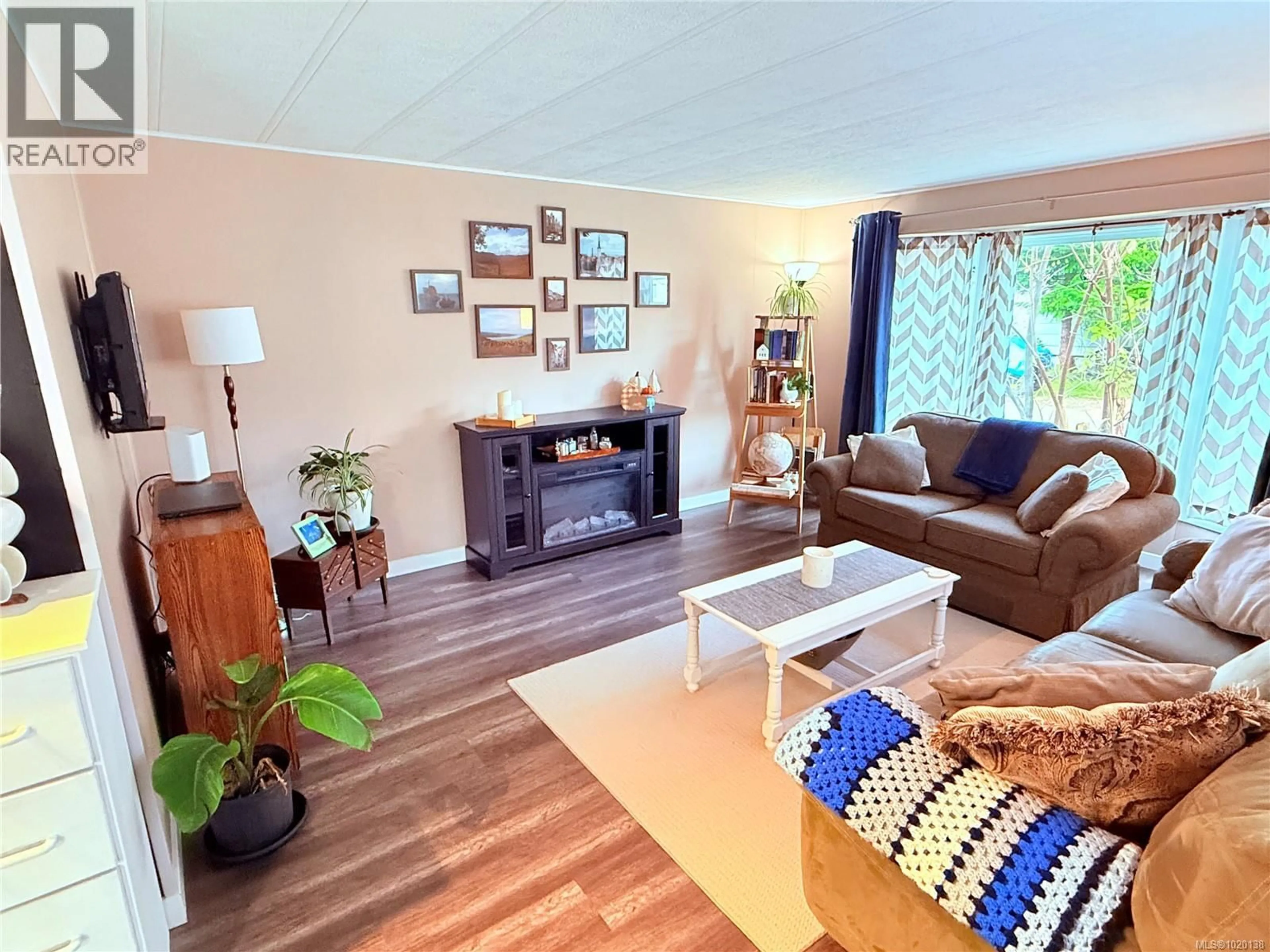 Living room with furniture, wood/laminate floor for 41 - 2700 WOODBURN ROAD, Campbell River British Columbia V9W4H4