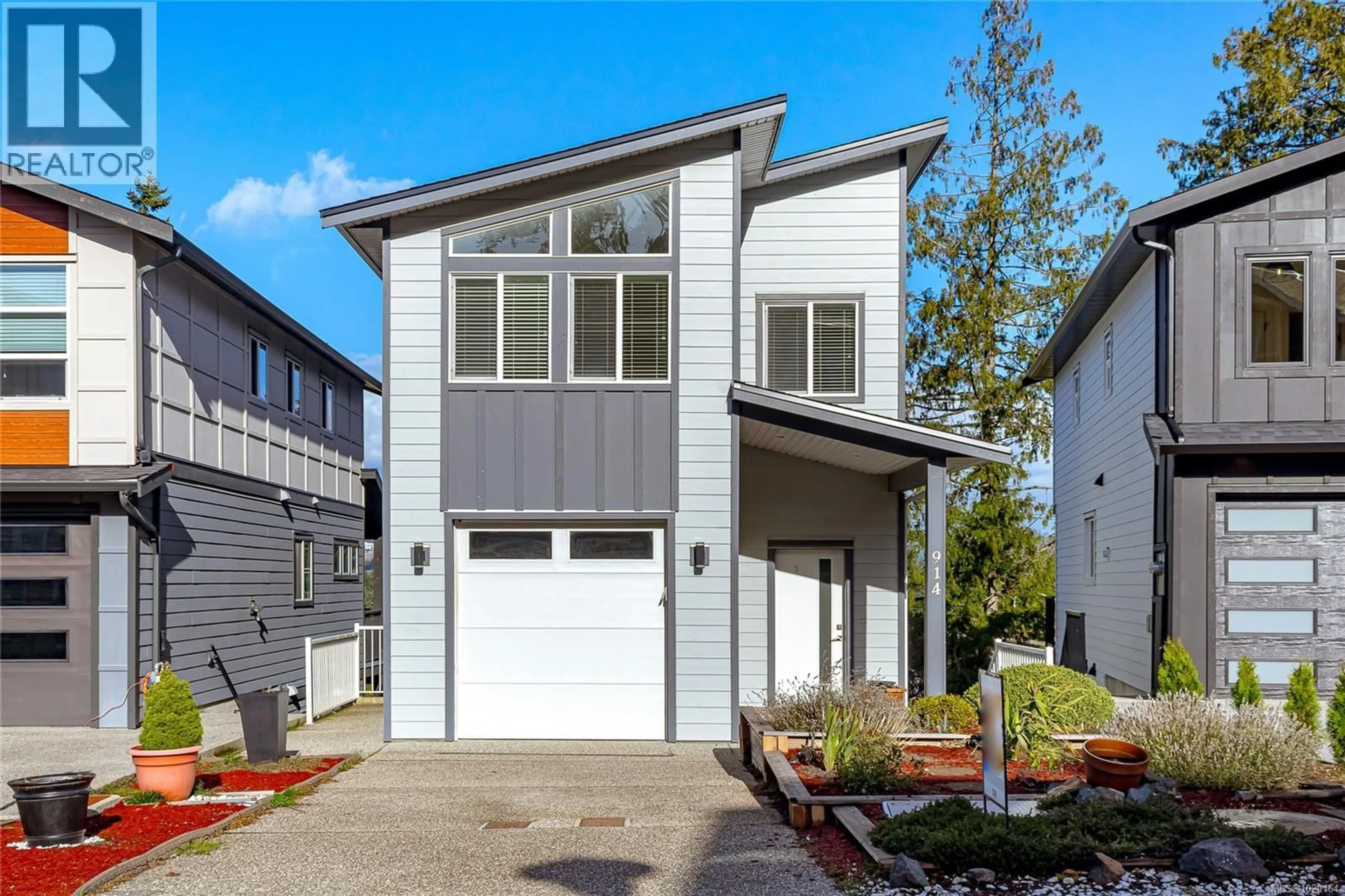 Home with vinyl exterior material, street for 914 PEACE KEEPING CRESCENT, Langford British Columbia V9C2P4