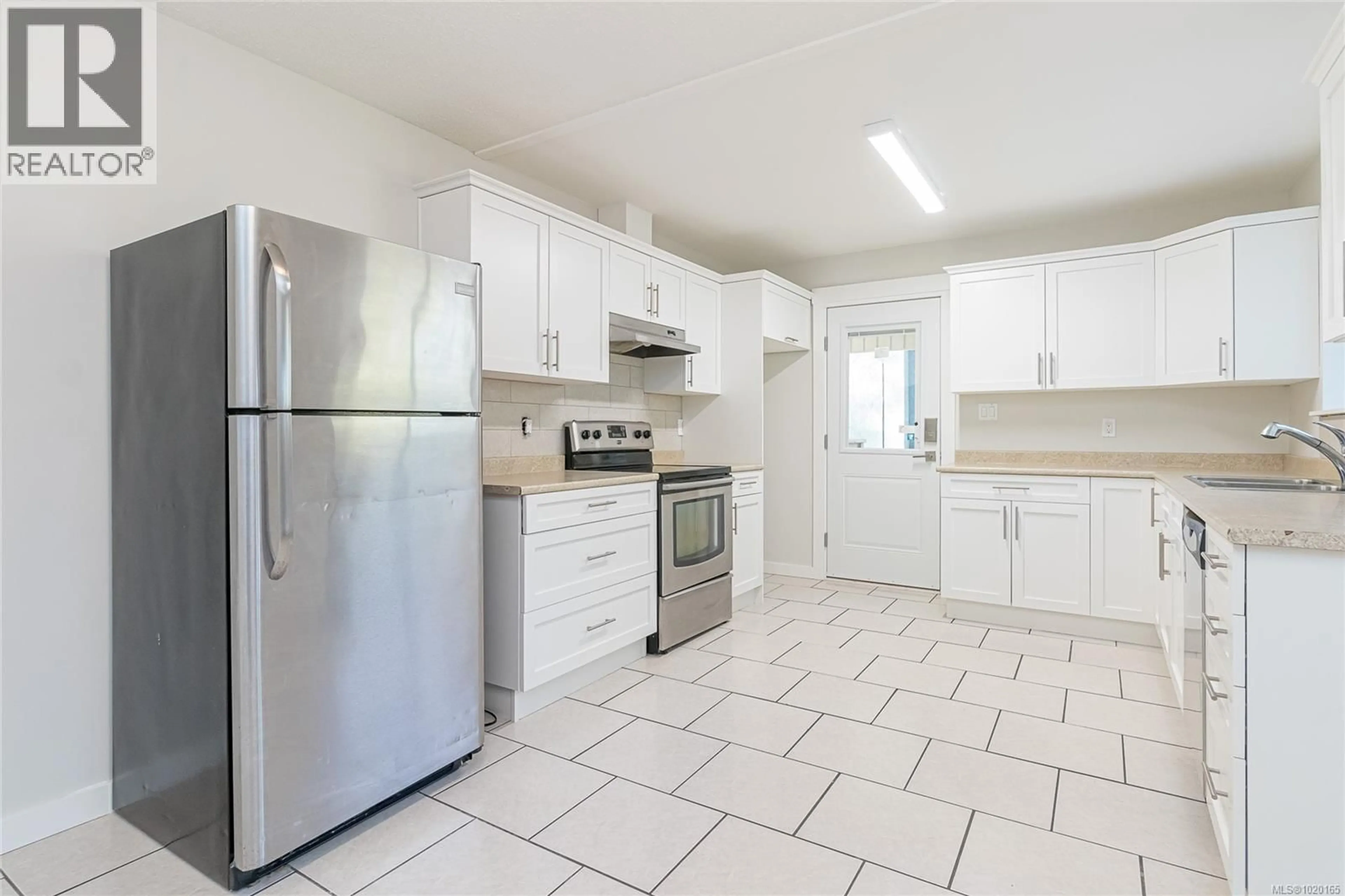 Standard kitchen, ceramic/tile floor for 683 MORISON AVENUE, Parksville British Columbia V9P1G4