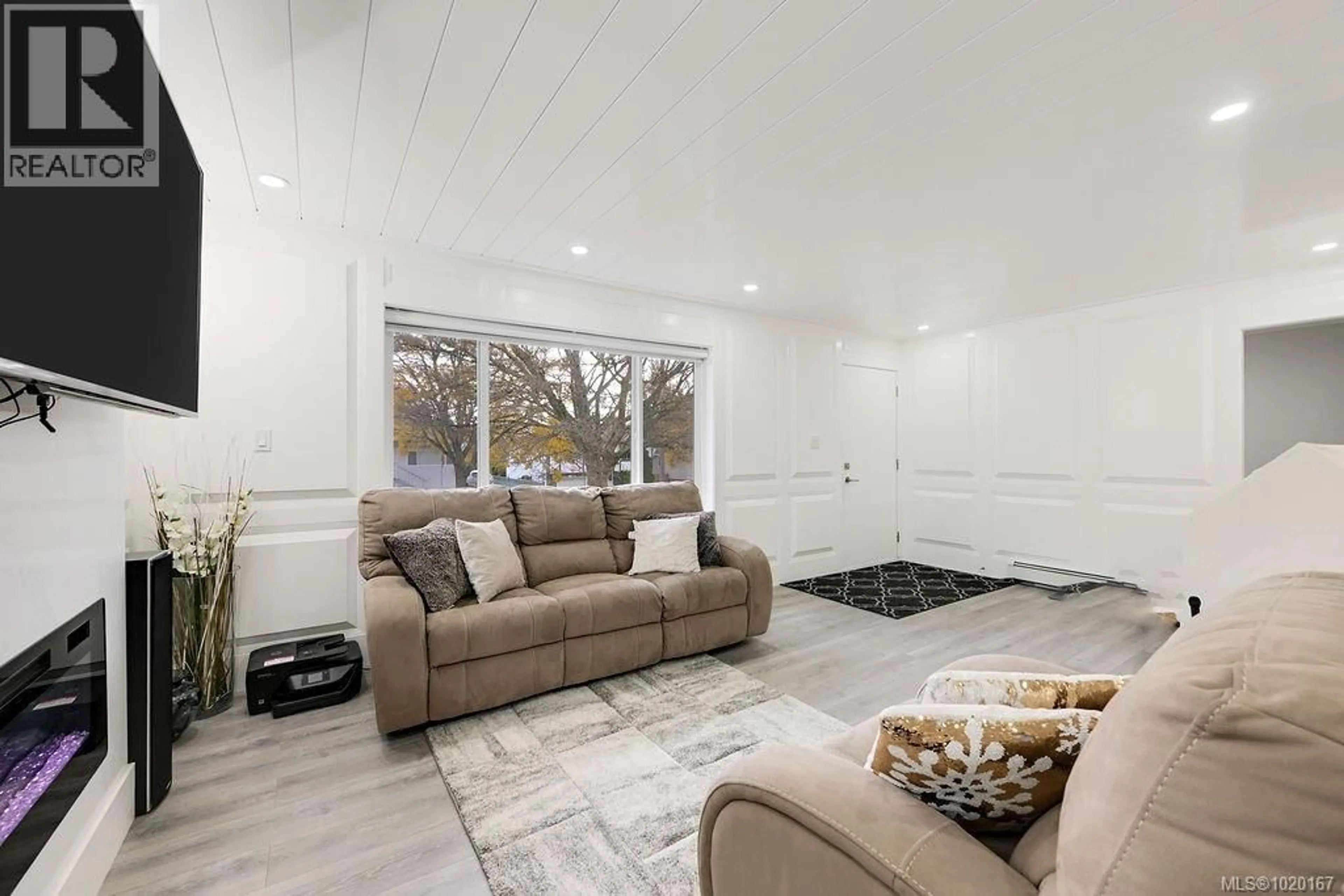 Living room with furniture, unknown for 2710 VICTOR STREET, Victoria British Columbia V8R4E4