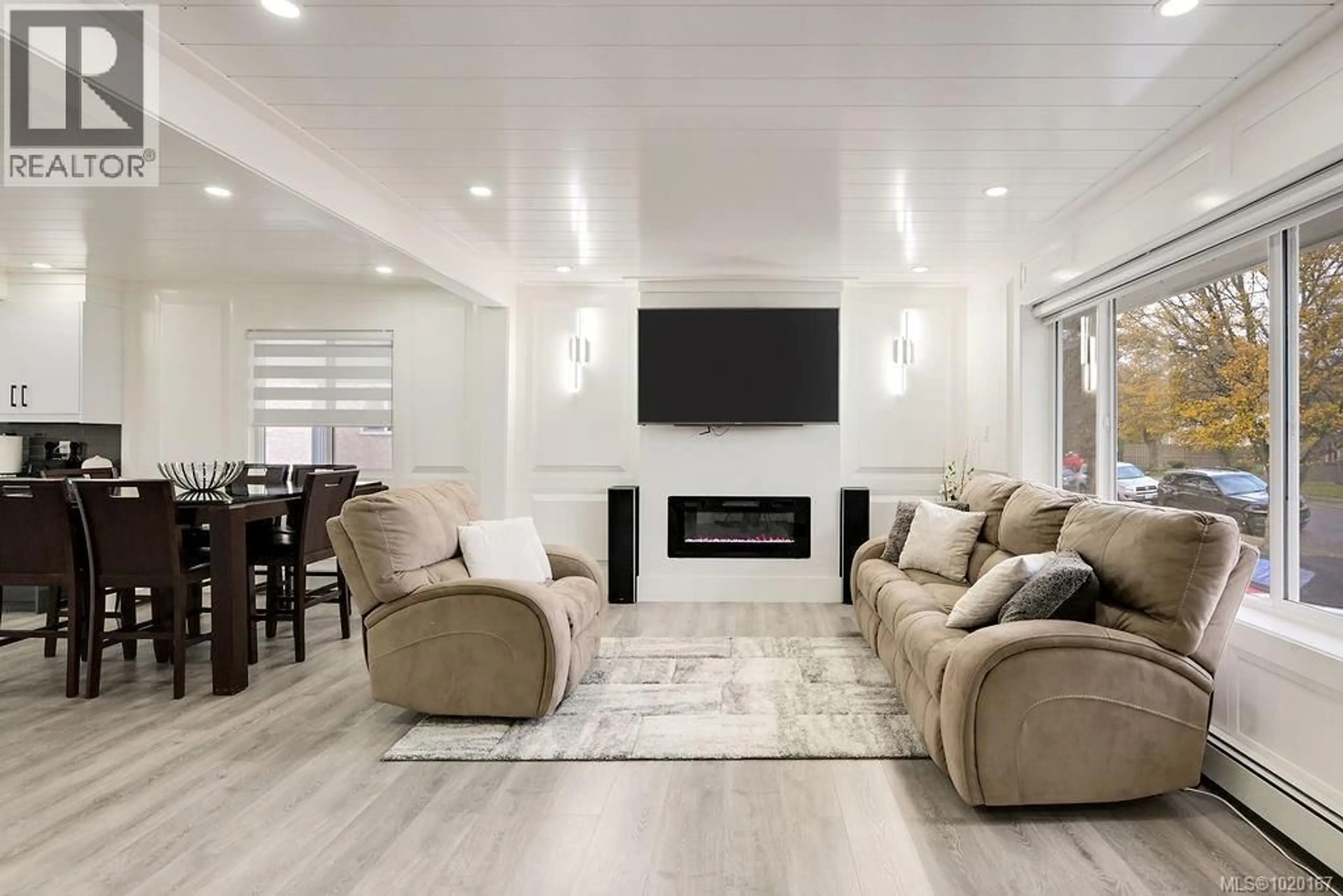 Living room with furniture, unknown for 2710 VICTOR STREET, Victoria British Columbia V8R4E4