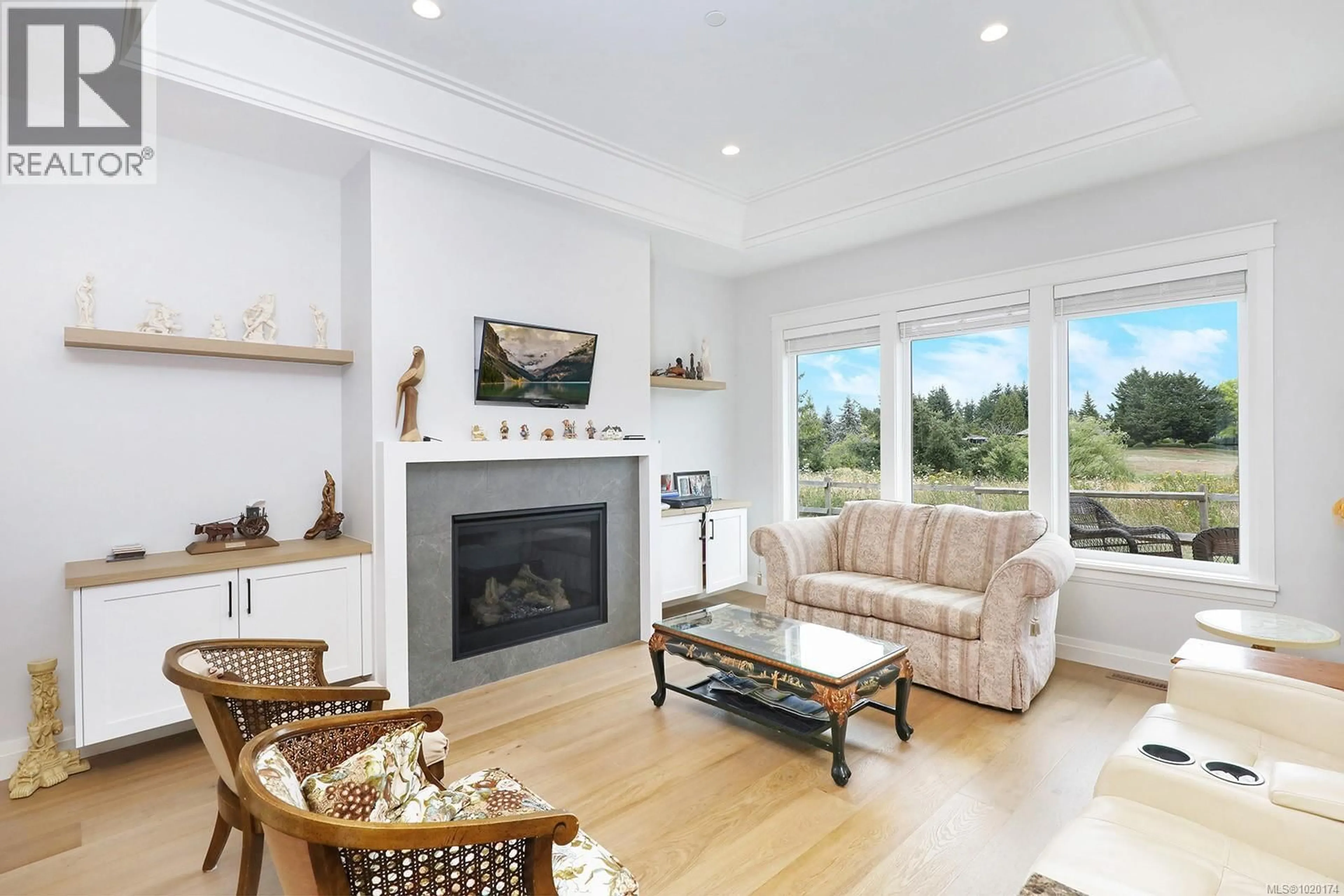 Living room with furniture, wood/laminate floor for 124 - 1444 CROWN ISLE DRIVE, Courtenay British Columbia V9N4B2