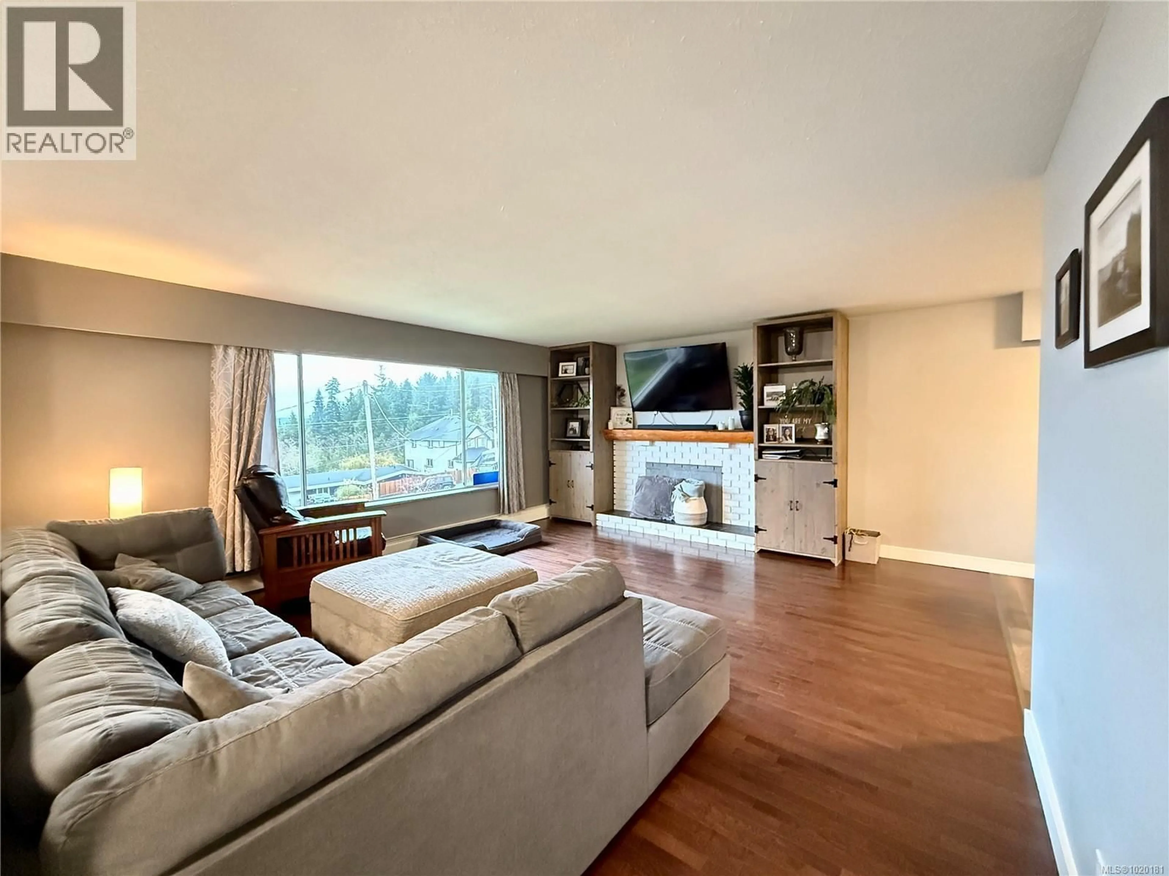 Living room with furniture, wood/laminate floor for 2611 CARDENA CRESCENT, Port McNeill British Columbia V0N2R0