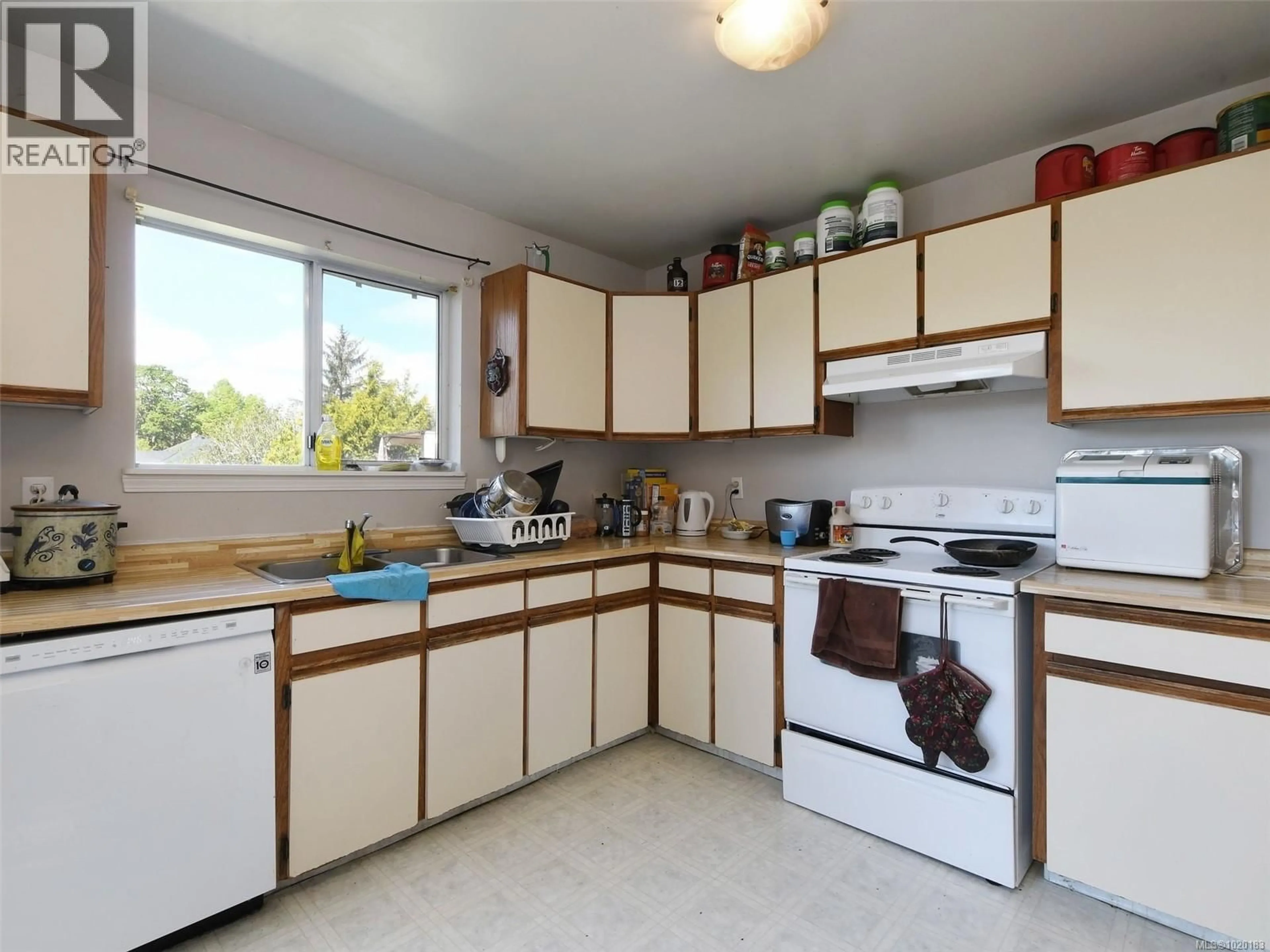 Standard kitchen, unknown for 3944 RAINBOW STREET, Saanich British Columbia V8X2A4