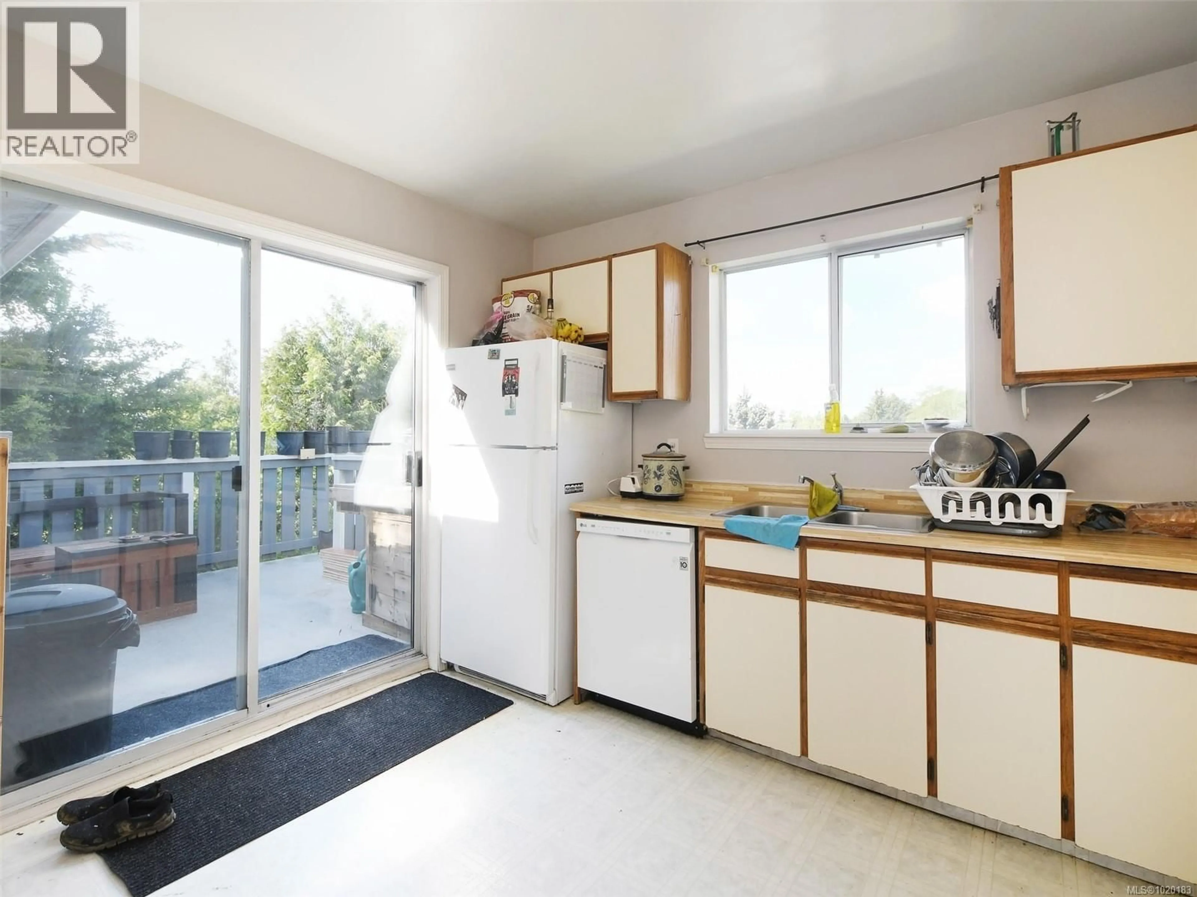 Standard kitchen, unknown for 3944 RAINBOW STREET, Saanich British Columbia V8X2A4