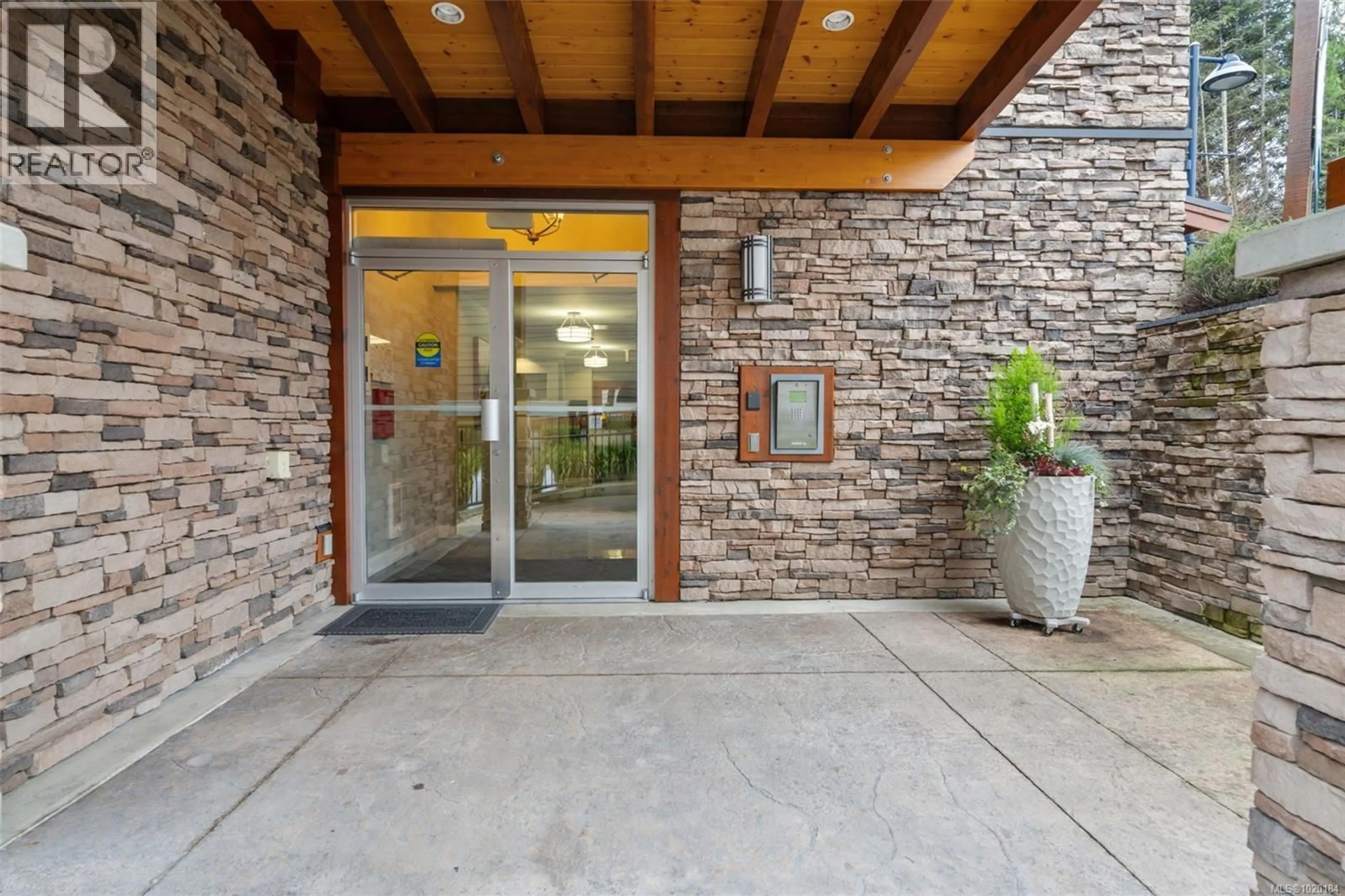 Indoor foyer for 202 - 6591 LINCROFT ROAD, Sooke British Columbia V9Z1M2