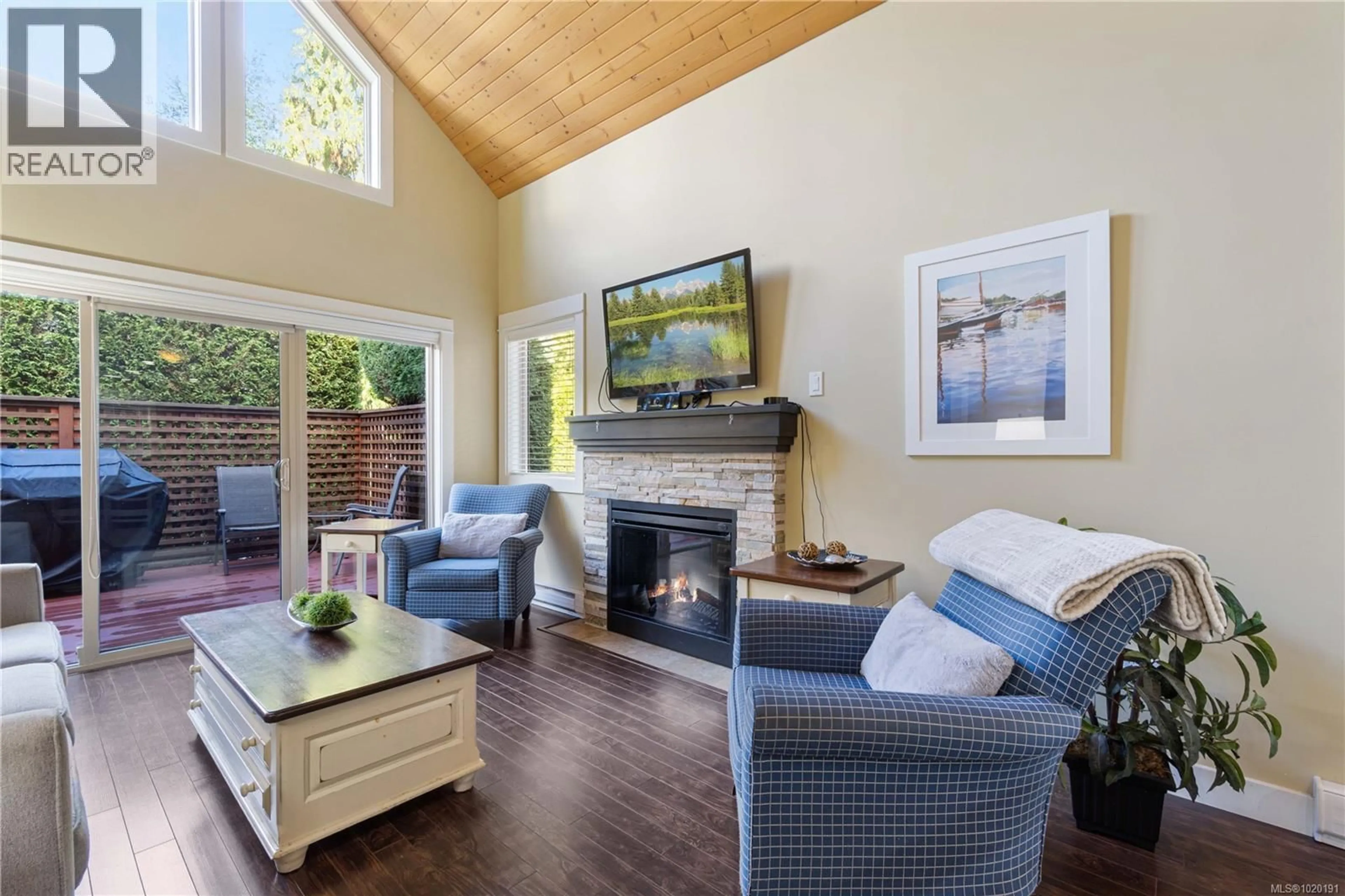 Living room with furniture, wood/laminate floor for 261 - 1130 RESORT DRIVE, Parksville British Columbia V9P2E3