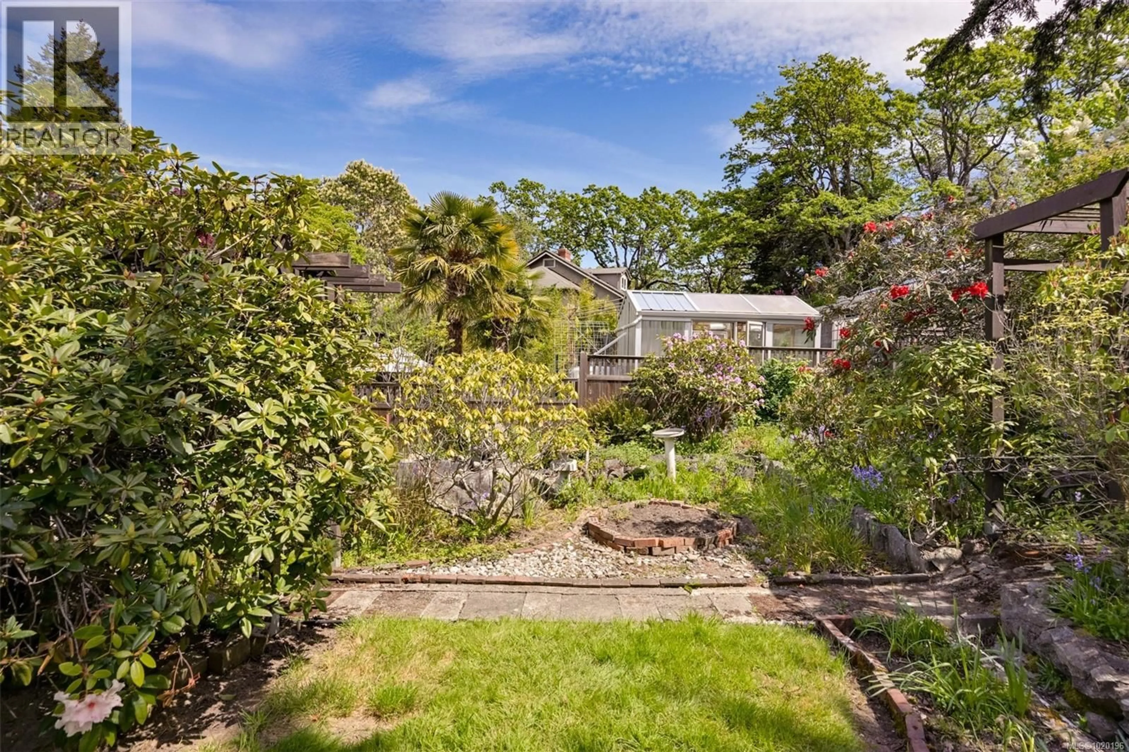 A pic from outside/outdoor area/front of a property/back of a property/a pic from drone, unknown for 1233 TATTERSALL DRIVE, Saanich British Columbia V8P1Y8