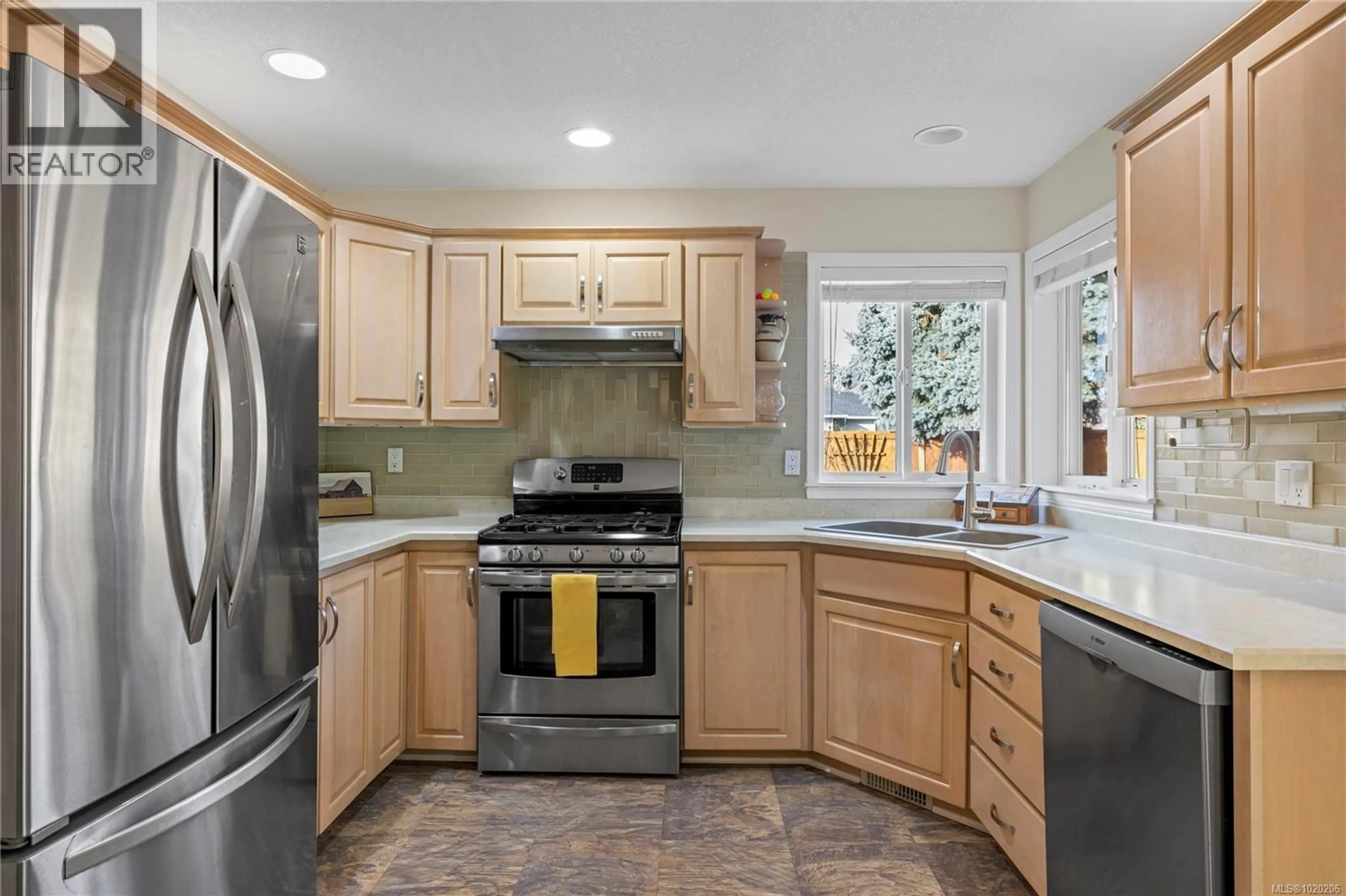 Open concept kitchen, ceramic/tile floor for 201 CRABAPPLE CRESCENT, Parksville British Columbia V9P2P7